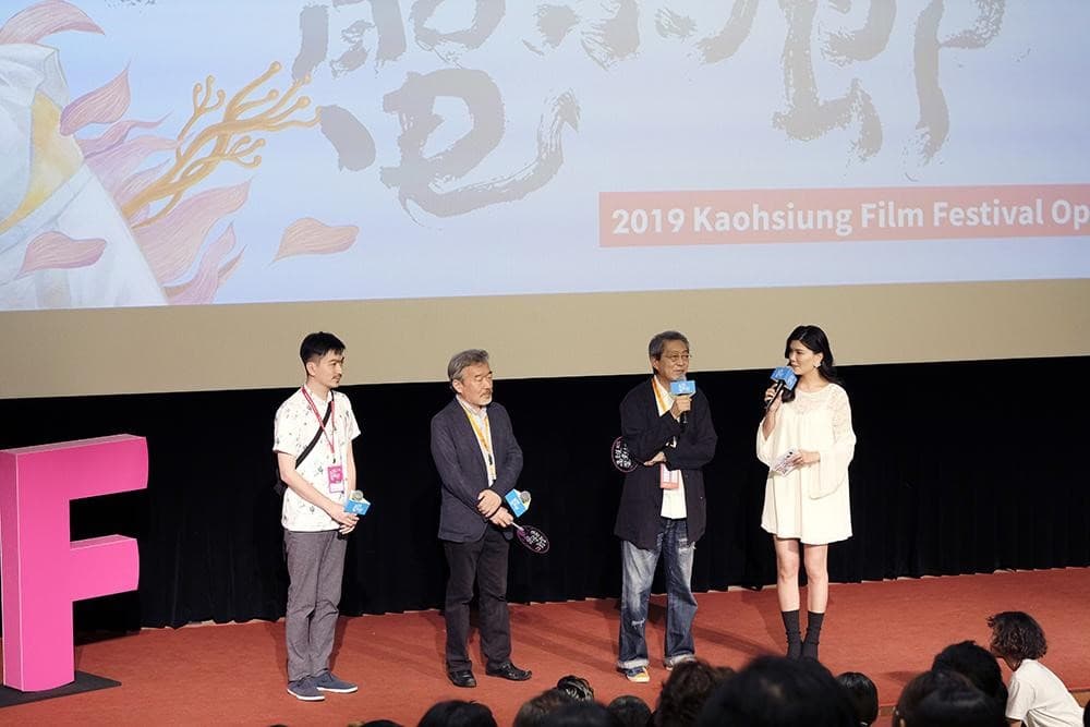 荒井晴彥(右二 )執導的《火口的二人》獲選為高雄電影節開幕片,與製片森重晃(左二)應邀出席映後座談。(高雄電影節提供)