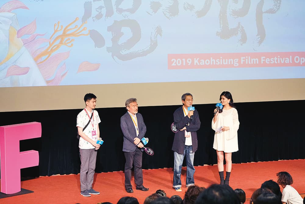 荒井晴彥(右二 )執導的《火口的二人》獲選為高雄電影節開幕片,他也應邀出席映後座談,左二為製片森重晃。(高雄電影節提供)