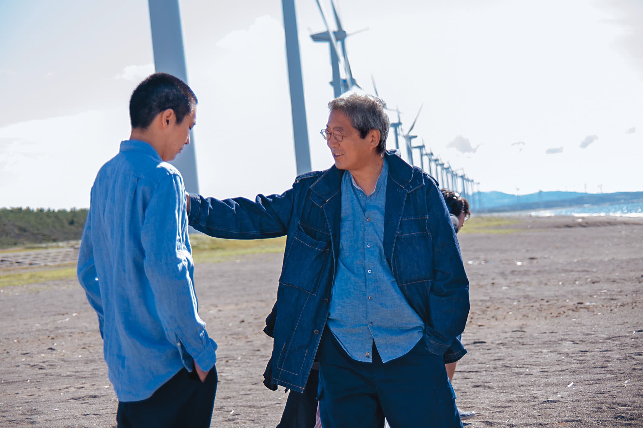 荒井晴彥(右)表示,他在片場沒有即興創作,頂多稍微修正演員的演出,左為柄本佑。(森重晃提供)