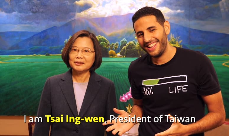 蔡英文現身雅新的影片,介紹自己是台灣首位女總統,更大讚台灣是個自由、民主、開放與令人驚豔的地方。(取自Facebook:Nas Daily)