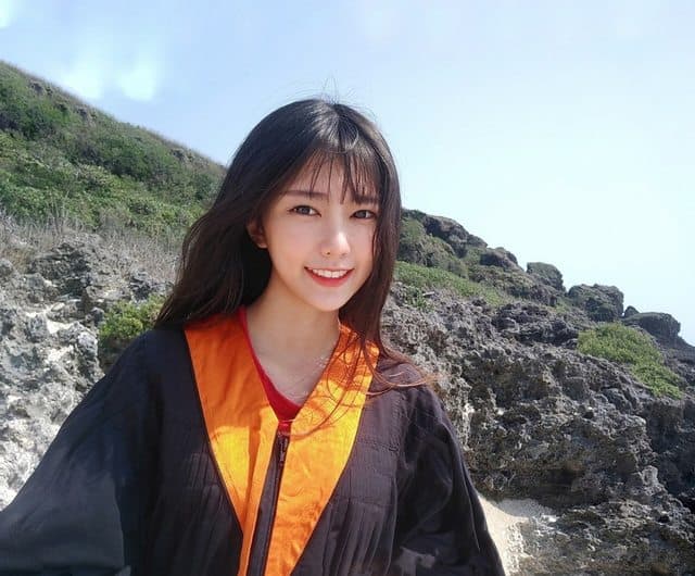 清新脫俗的美麗外表讓許多網友相當驚豔,直呼根本是校花。(翻攝阿倪IG)