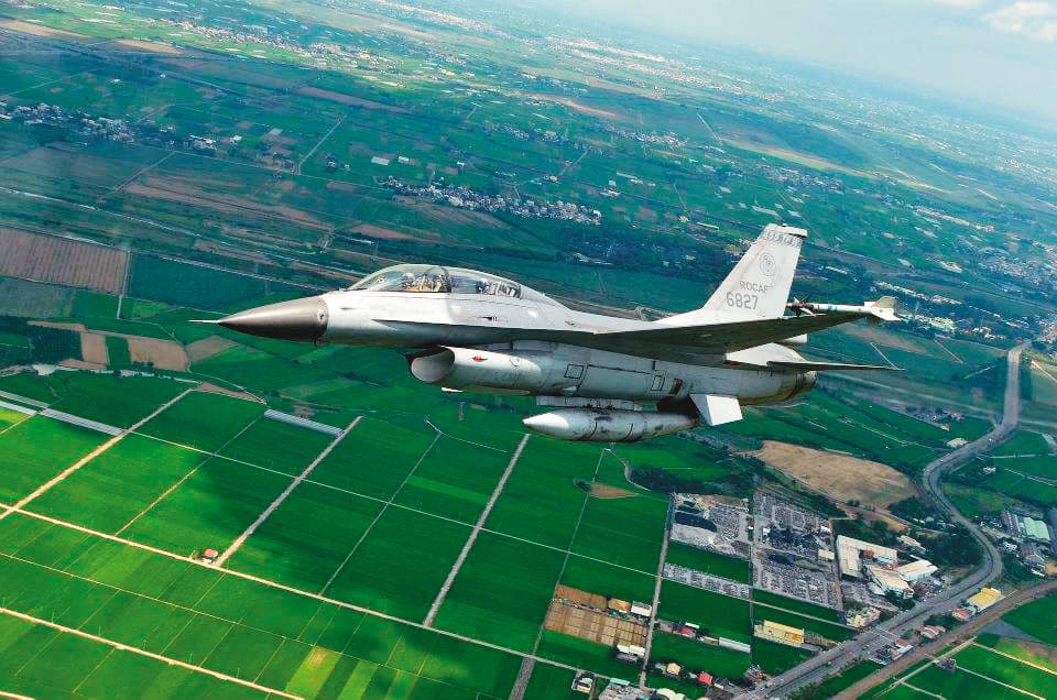 空軍1架F-16戰機,在去年6月漢光演習時失事墜毀,竟有士官以找到黑盒子慶功為由,酒後趁機性侵女兵得逞。(翻攝國防部發言人臉書)