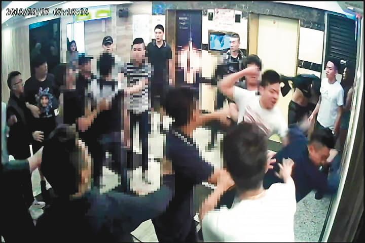 應召集團主嫌劉姓兄弟檔,最早是因在KTV與人發生衝突被檢警盯上。(翻攝畫面)