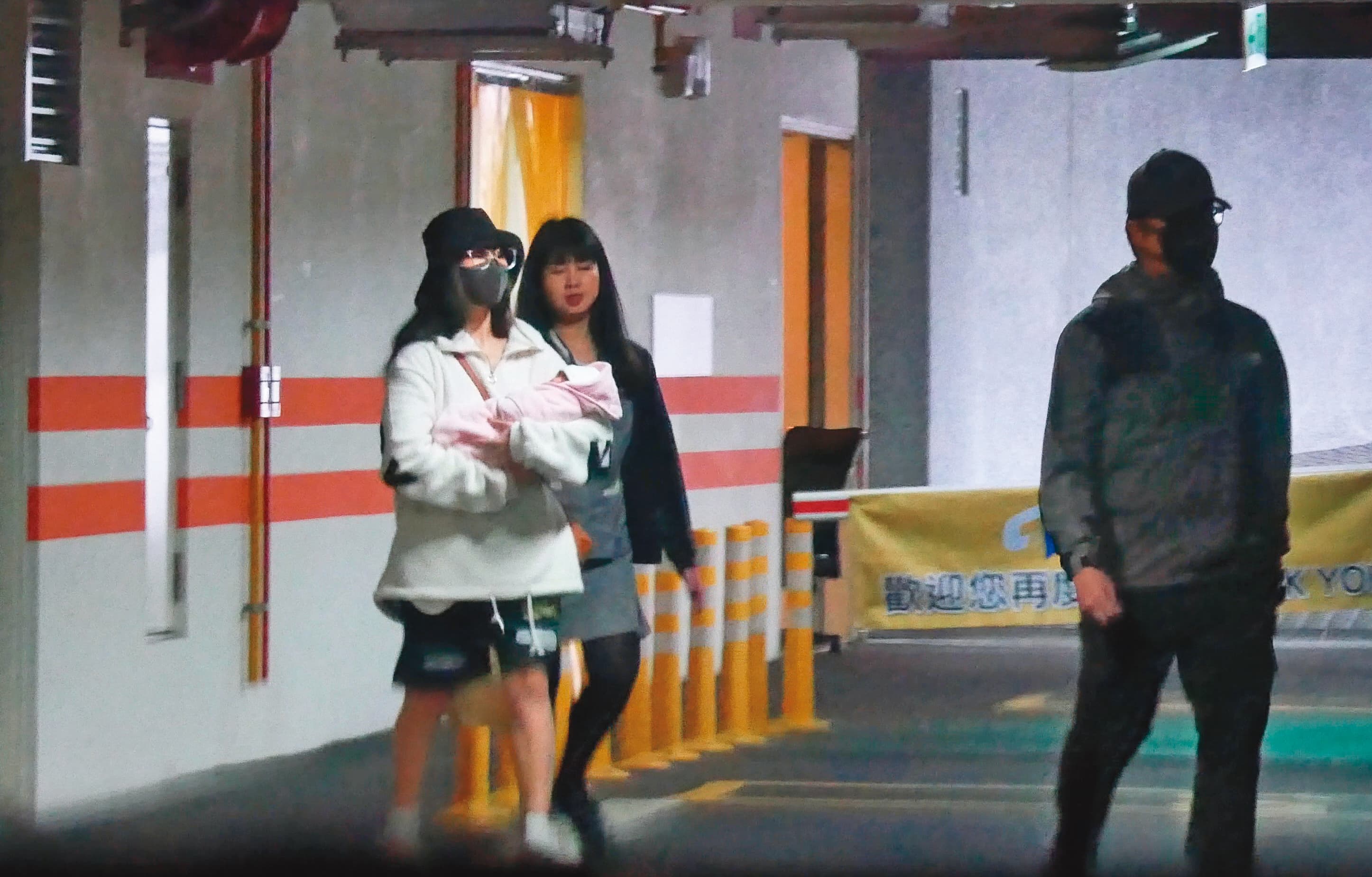 12/21 11:23,男子忙進忙出搬運行李,女子則是手抱「嬰兒」,上了一輛黑車離去,看似正在打包「退院」。