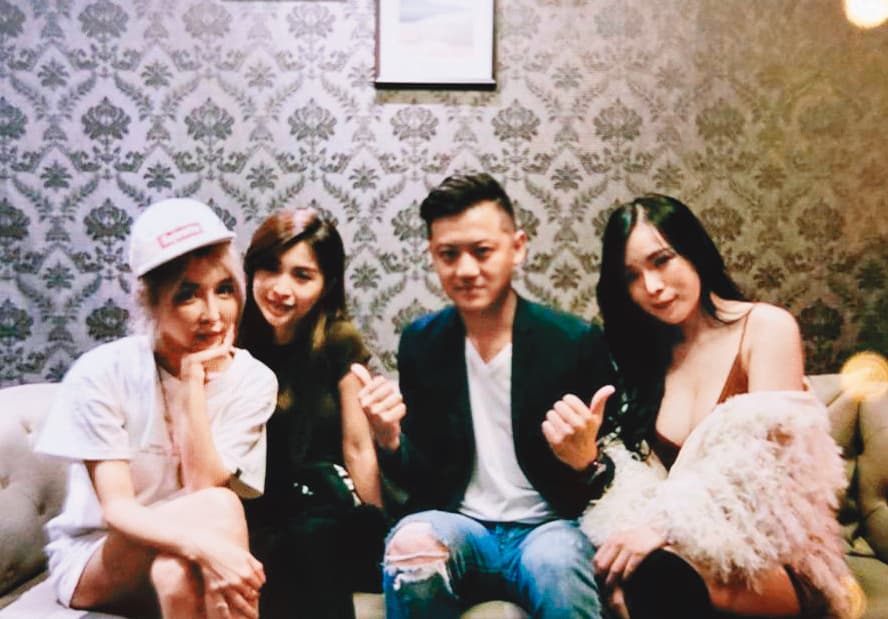 雪碧(左一)孩子的「精主」,是她所屬女團「Juccy」的幕後老闆、有3個小孩的人夫郭柏均(右二)。
