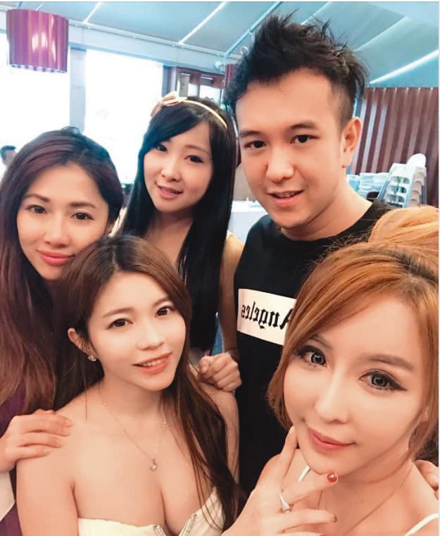 雪碧(右一)曾和新加坡富少Jeremy(右二)交往,兩人還一同經營花場生意。(翻攝自Jeremy臉書)