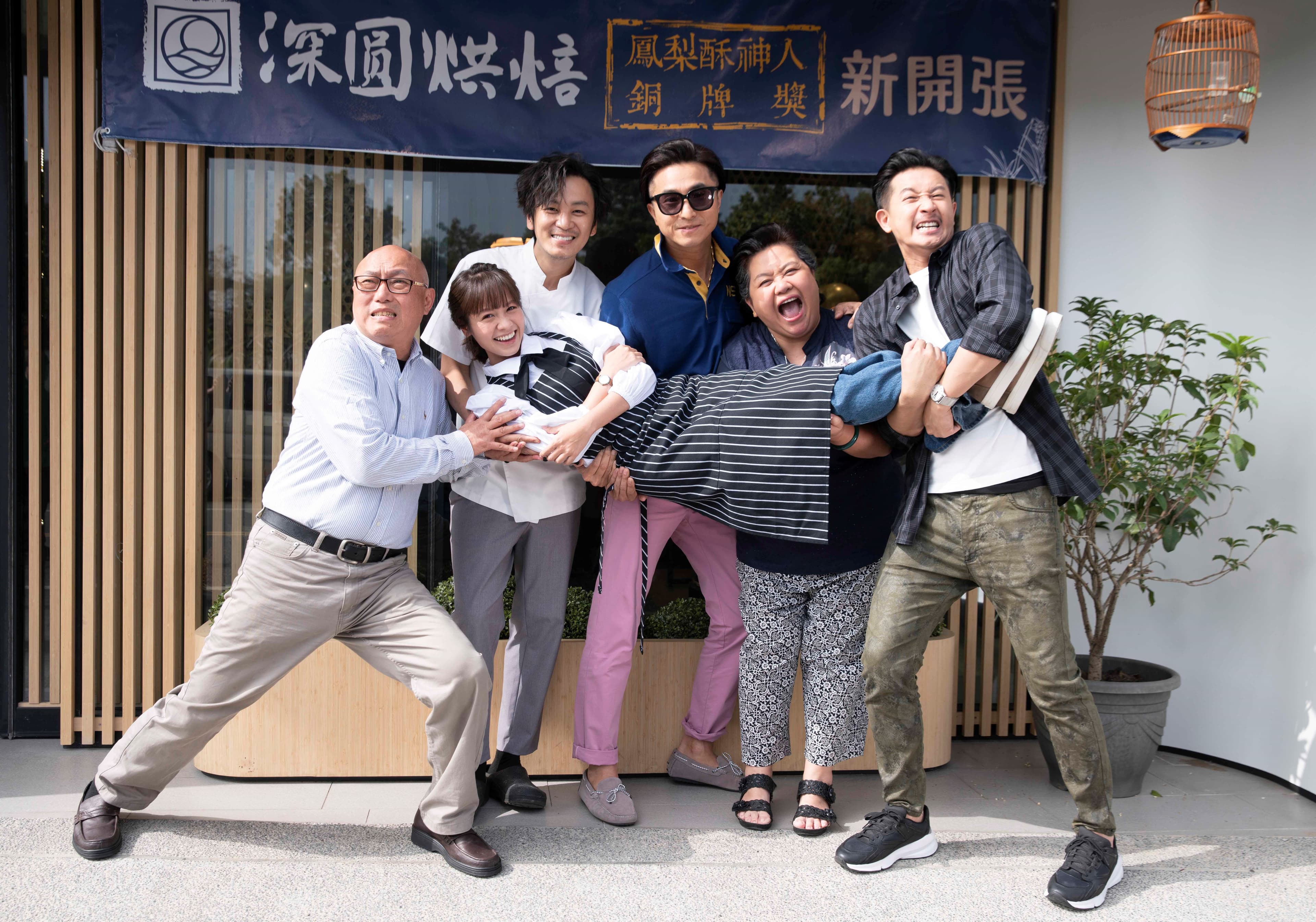 導演鄧安寧(左)客串王少偉(中後)與(右)邱凱偉國中的訓導主任,追出來教訓兩人,瘋狂惡搞的行徑讓眾人相當傻眼。(圖/公視提供)
