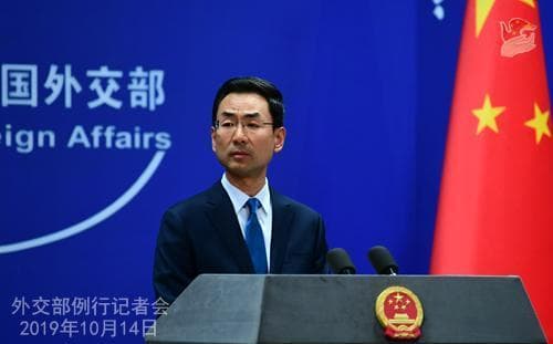 對於中國《騰訊體育》悄悄恢復NBA直播,中國外交部發言人耿爽表示,體育交流增進中美友好。(翻攝自中國外交部官網)