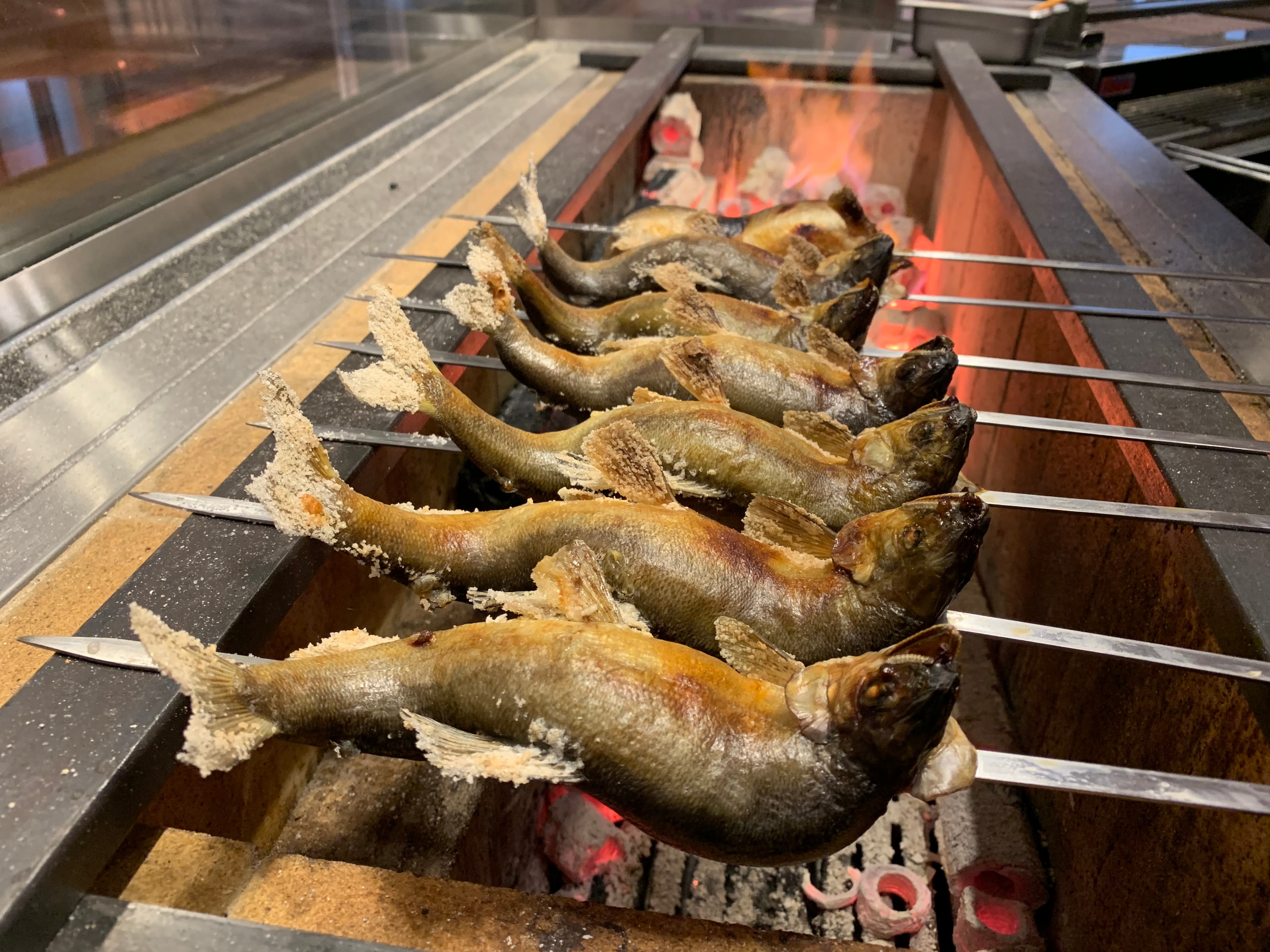 燒烤區用炭火直燒食材,香氣迷人。