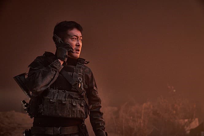 河正宇在《白頭山:半島浩劫》飾演軍人,為拯救朝鮮半島的命運潛進赴北韓執行祕密任務。(翻攝自Naver)