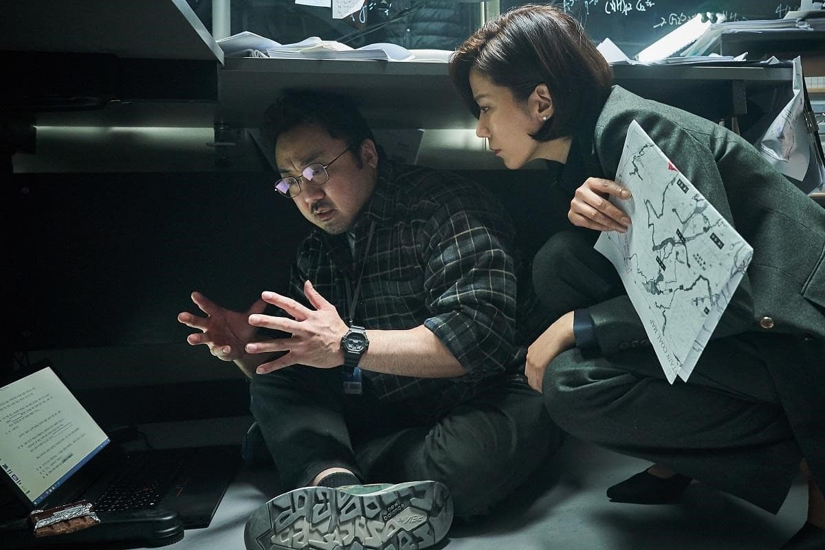 馬東石(左)在片中飾演地質學教授,與全慧珍(右)有精彩對手戲。(車庫娛樂提供)