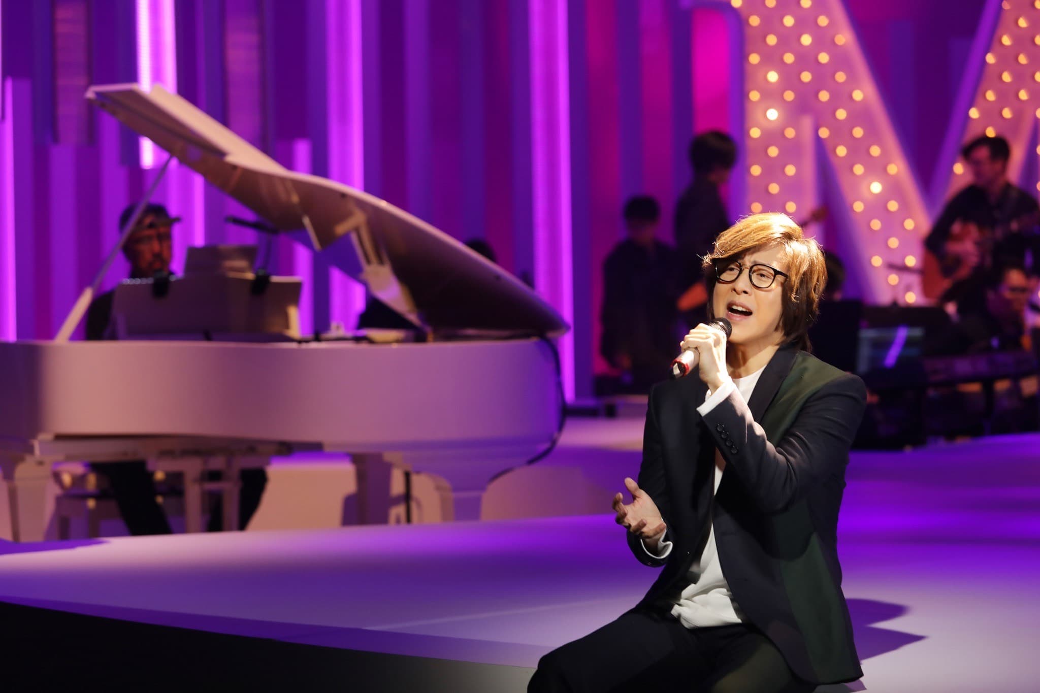 當年方泂鑌以《牽牛花開的日子》片尾曲〈壞人〉一曲爆紅。(公視提供)