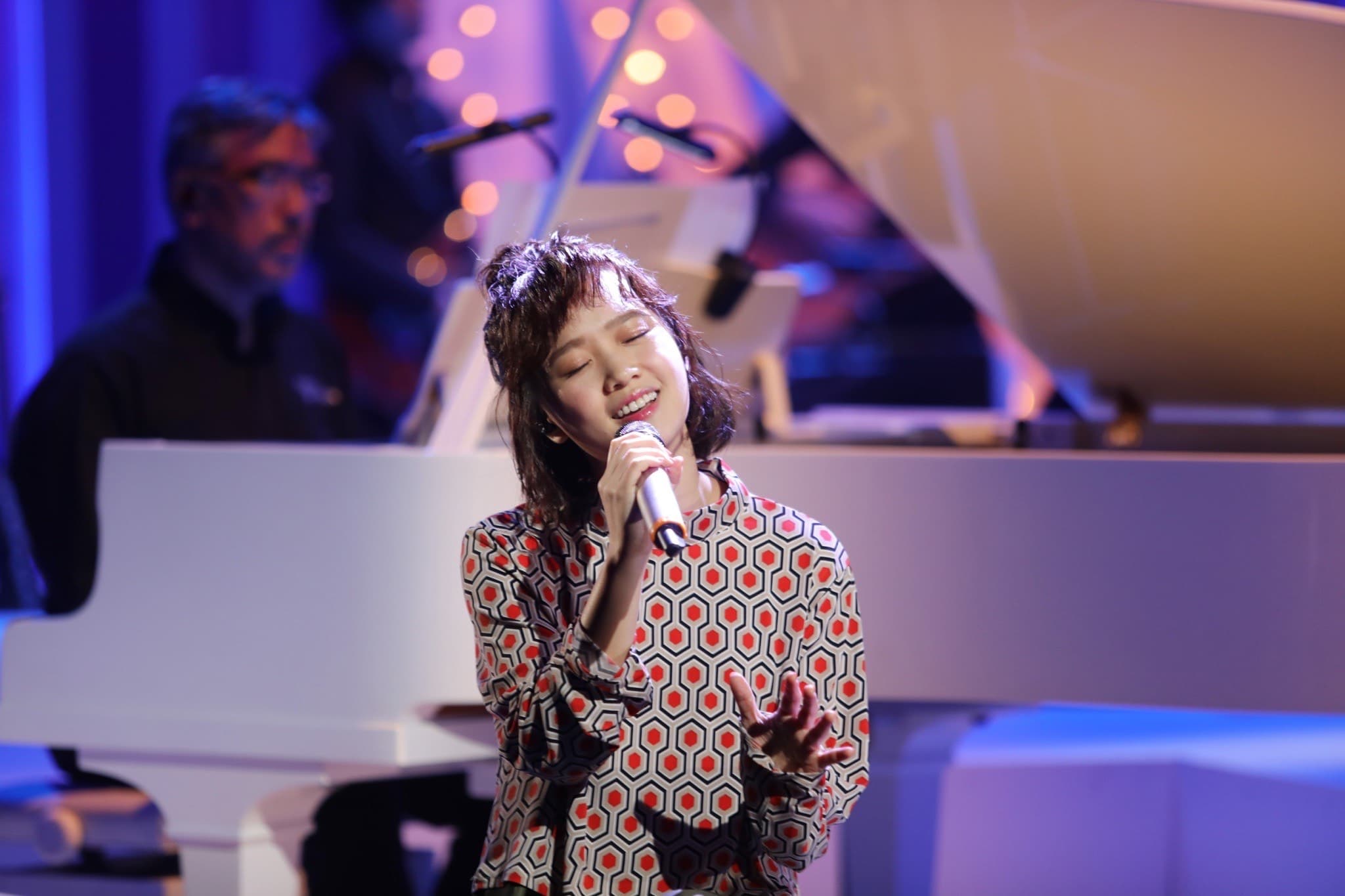 嚴正嵐在節目中也演唱盧廣仲為該劇創作的主題曲〈魚仔〉。(公視提供)