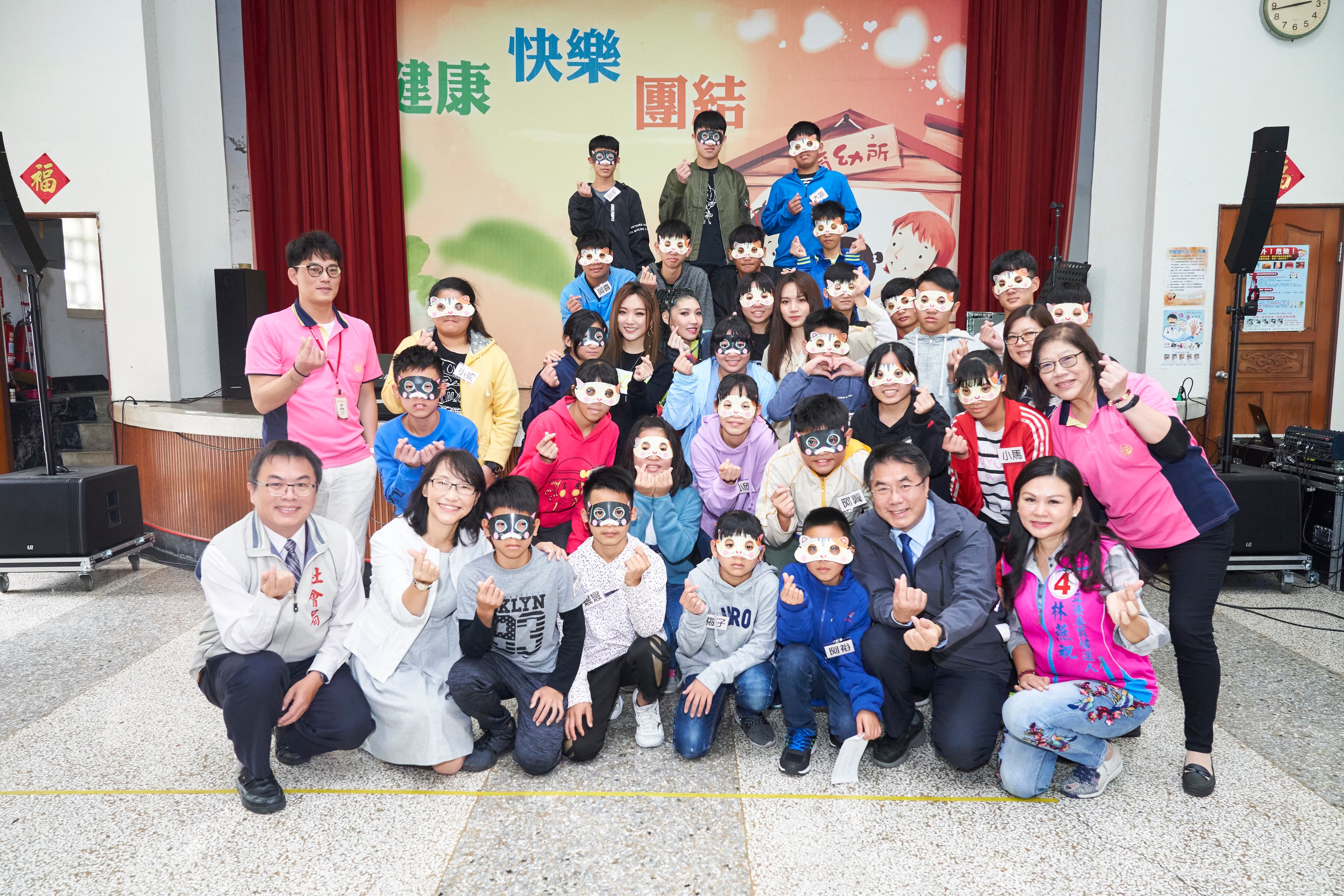 受邀前進私立台南之家與院童進行交流活動,讓閻奕格一行人既感動又開心。(華研國際提供)