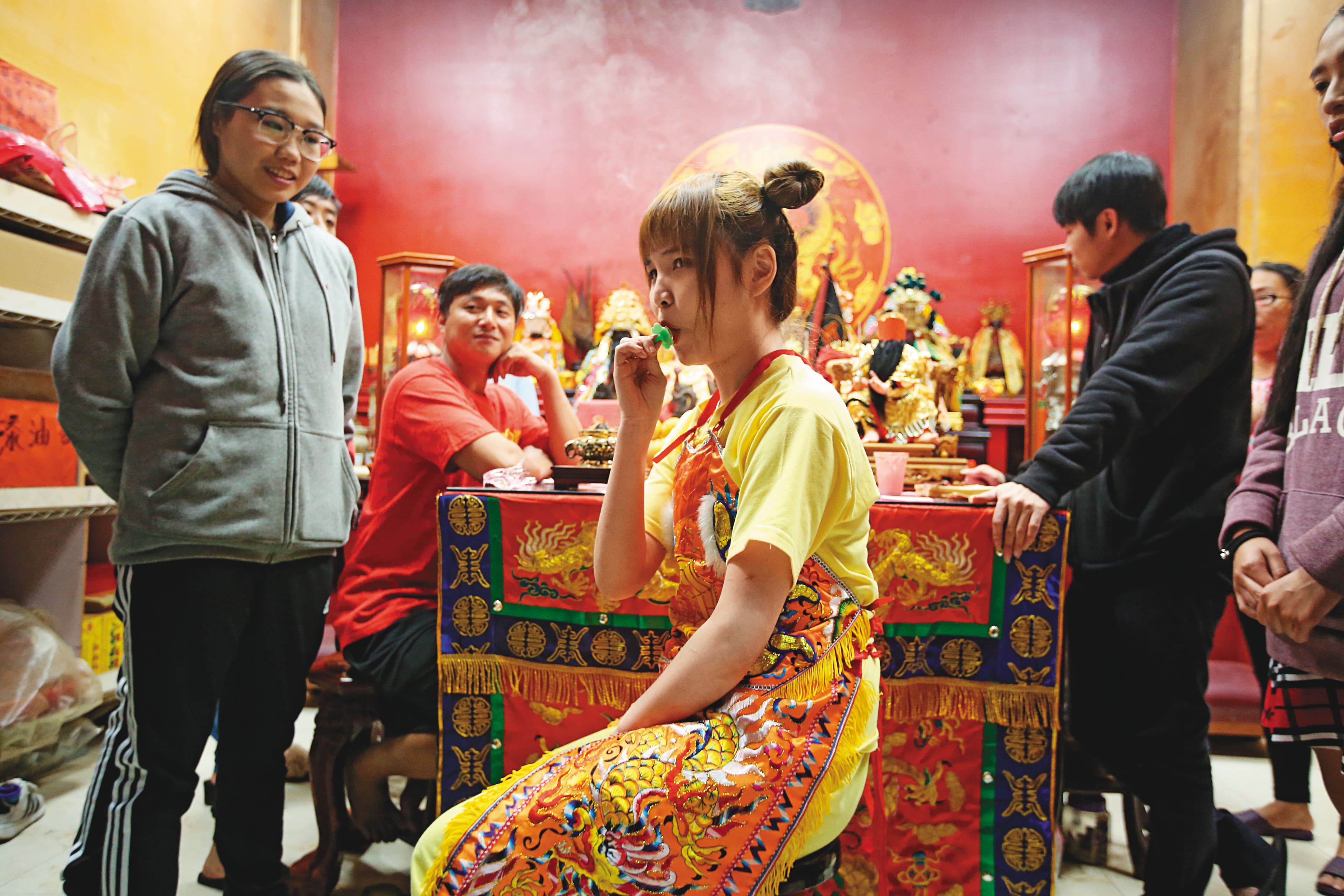 三太子附身正妹乩童後,吵著要吃棒棒糖、喝養樂多,才肯辦事。