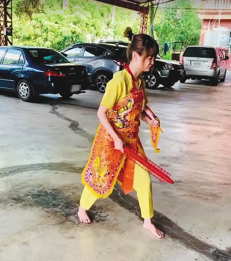 正妹乩童會以狼牙棒、鯊魚劍等法器讓自己流血,以加強法力。(翻攝臉書)