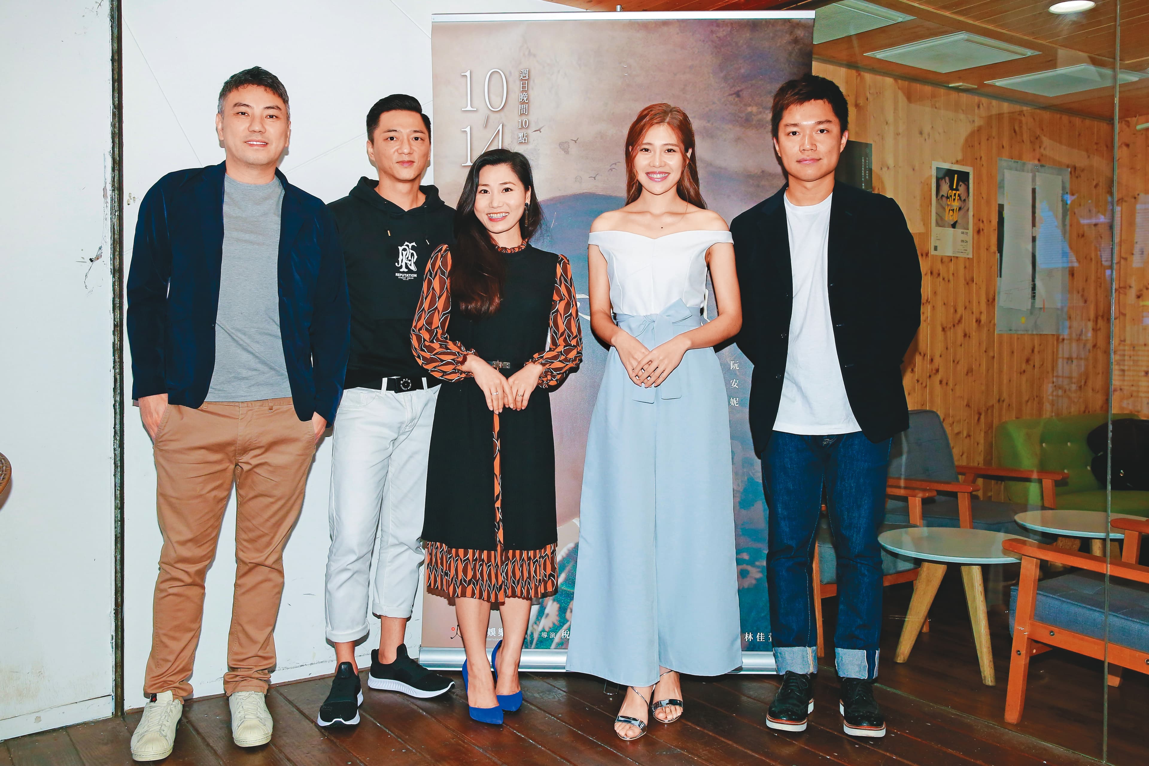 梁湘華(右二)跟製作人詹仁雄(左起)、演員藍葦華、阮安妮及導演稅成鐸一起出席《最美的風景》記者會。