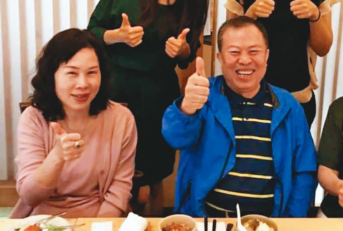 福懋油市場派以前飼料大廠興泰董事長吳金泉(右)為首,妻子林月廷(左)還是福懋油的副董。(讀者提供)