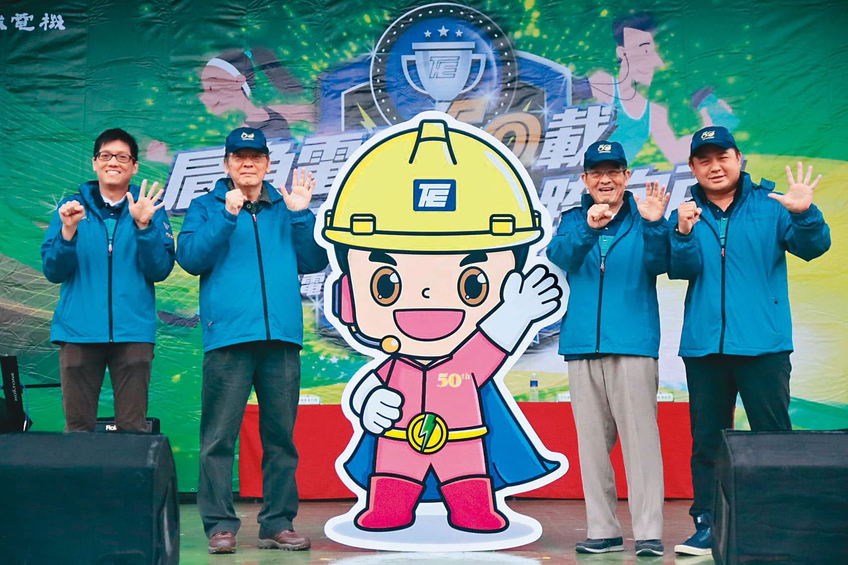 華城電機目前已由許家二代許邦福(左2)、許守雄(右2),以及第三代許逸德(右)、許逸晟(左)等人一同經營。(翻攝華城電機臉書)
