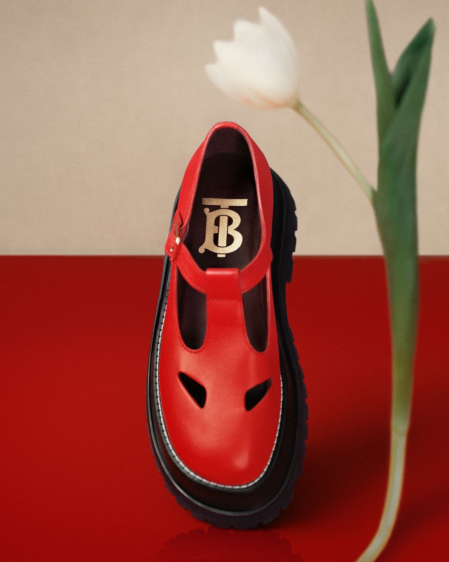 紅色按扣皮革T字鞋，NT$23,900。（BURBERRY提供）
