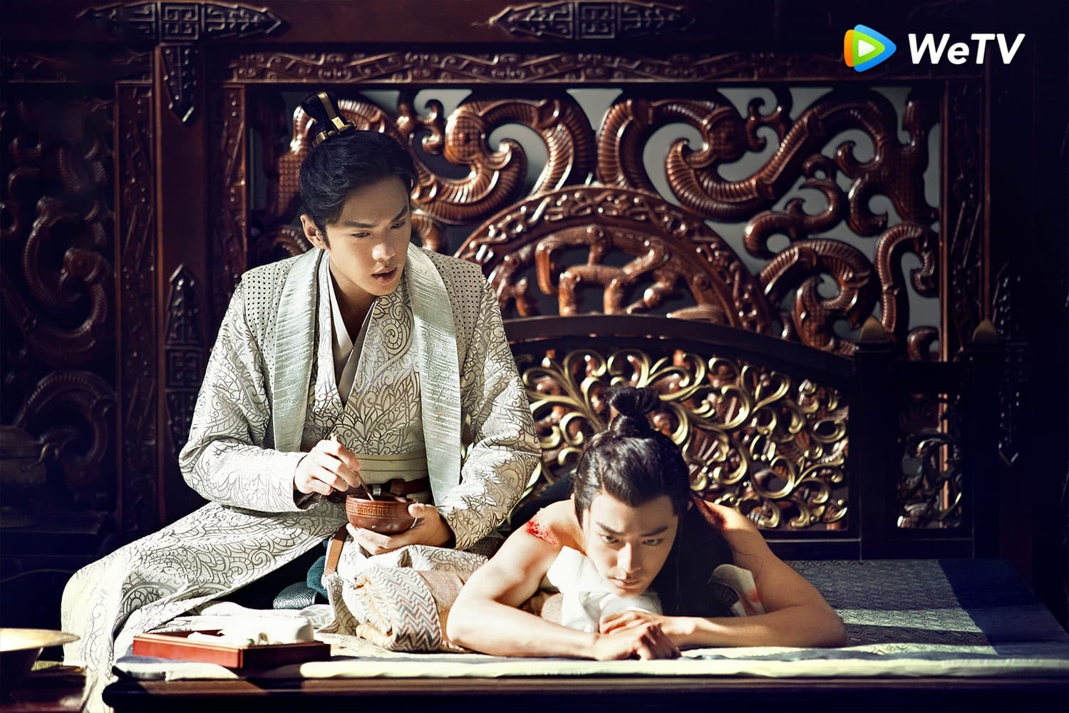 張若昀(左)在《慶餘年》幫肖戰擦藥。(WeTV提供)
