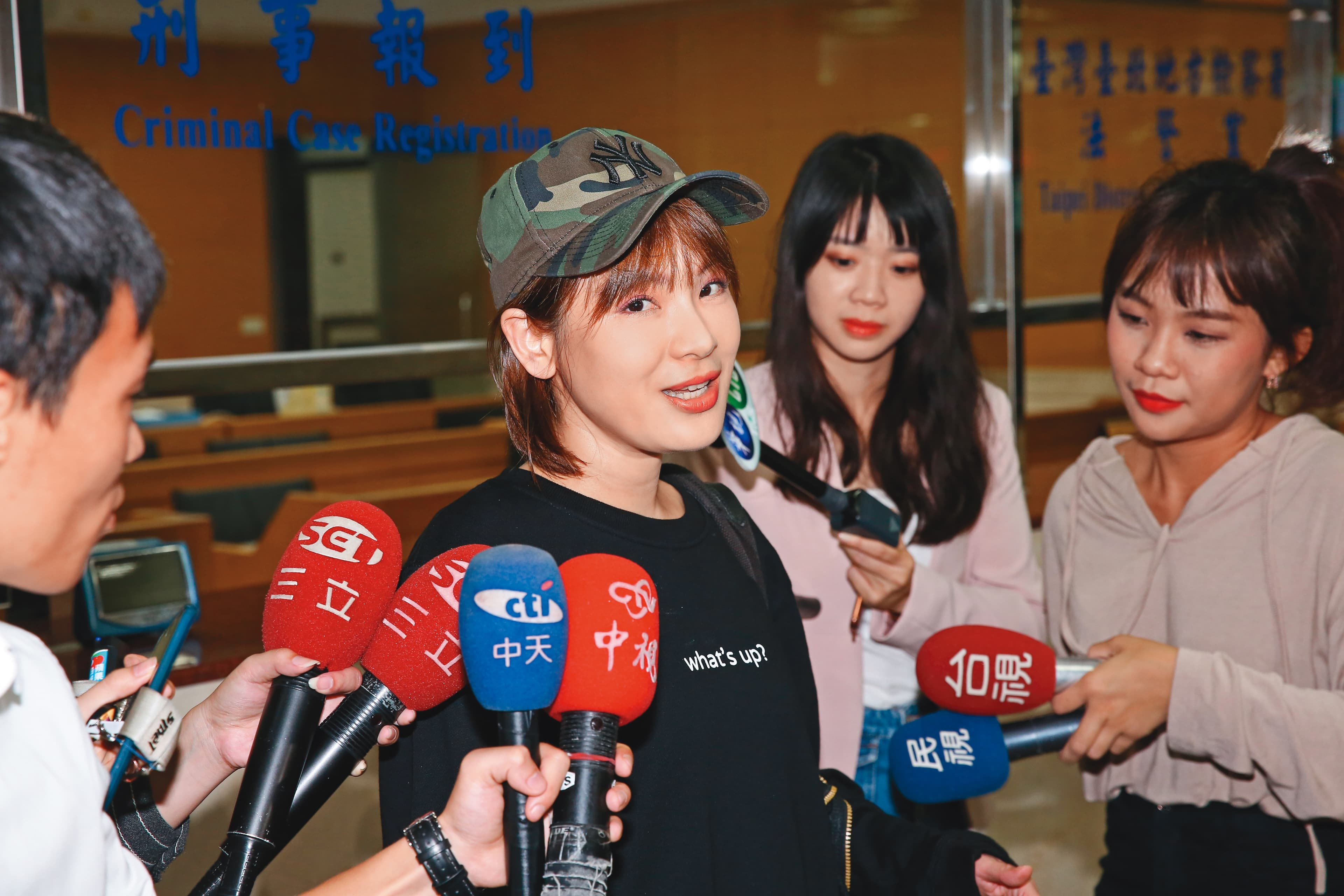 網路名嘴陳沂又出聲評論陳綺貞的小三事件,認為大家都相信陳綺貞被騙是雙重標準。