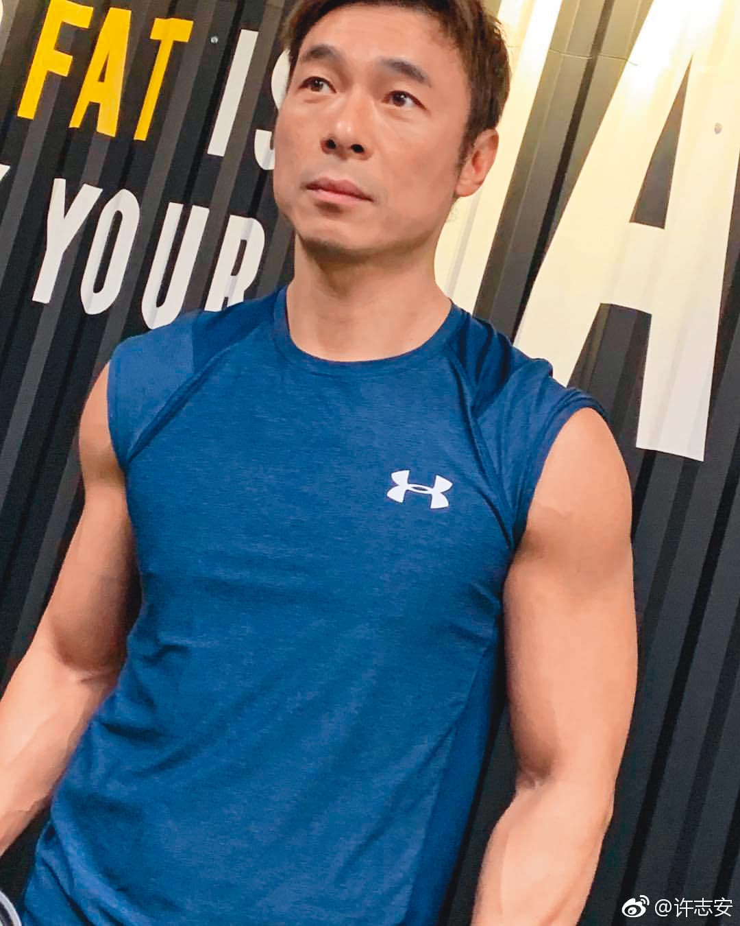 許志安與黃心穎在計程車上忘情激吻,過往深情男的形象瓦解。(翻攝自許志安微博)