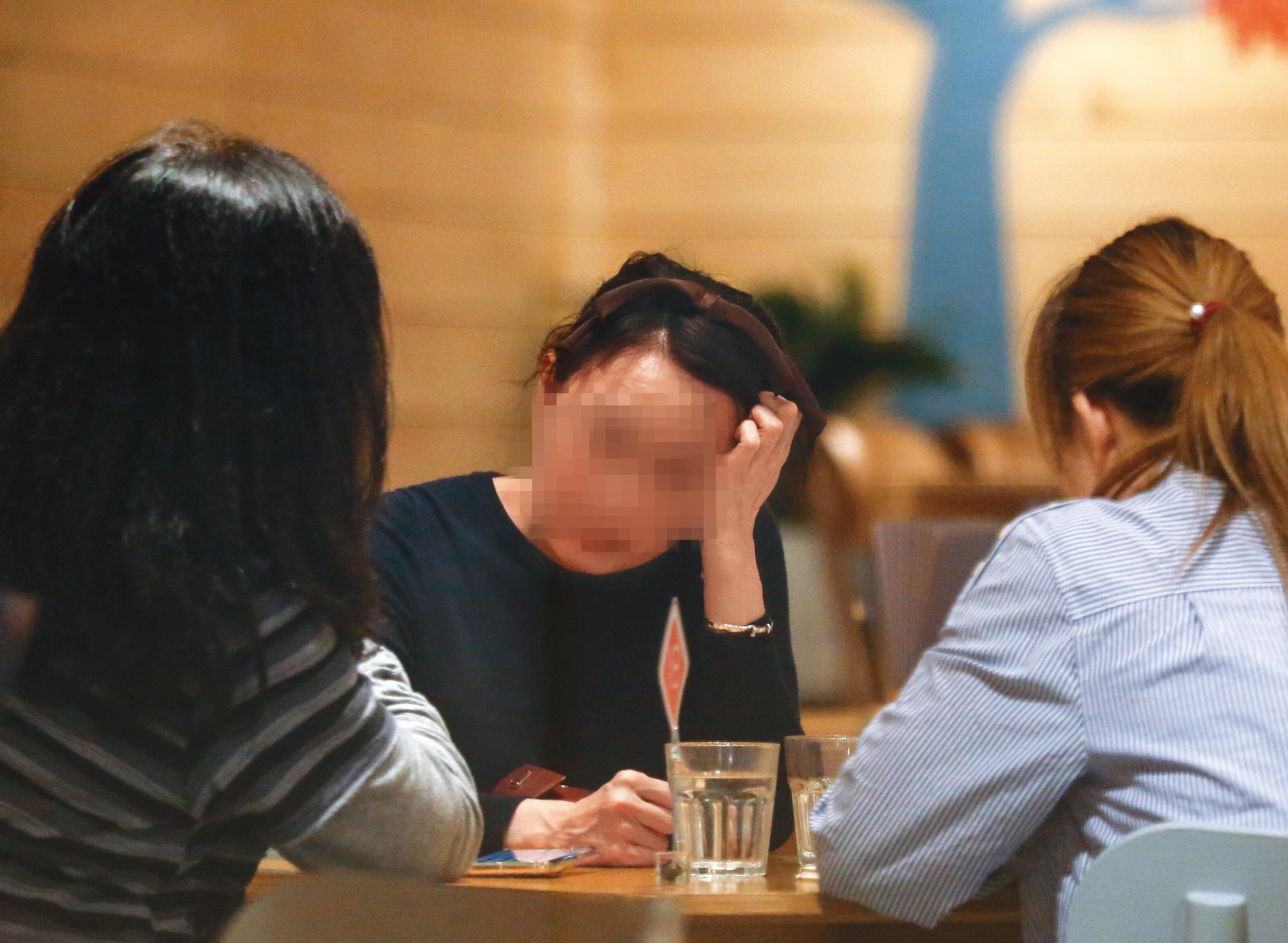正宮林太太發現老公異常這1年來,經常以淚洗面;接受本刊專訪時,她三度淚流滿面。