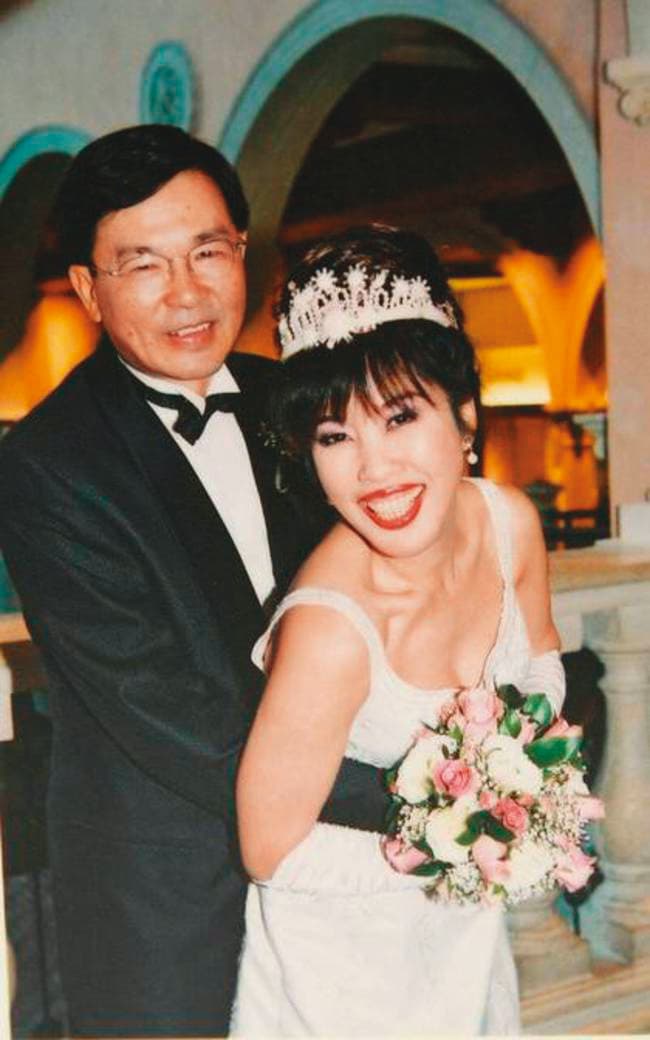 鍋具女王菲姐爆出被交往35年的男友丁洋機毆打、踹子宮。(翻攝自網路照片)