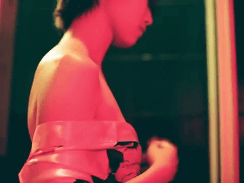 ØZI〈傳教士〉MV中的女主角全裸入鏡。（截圖自影片）