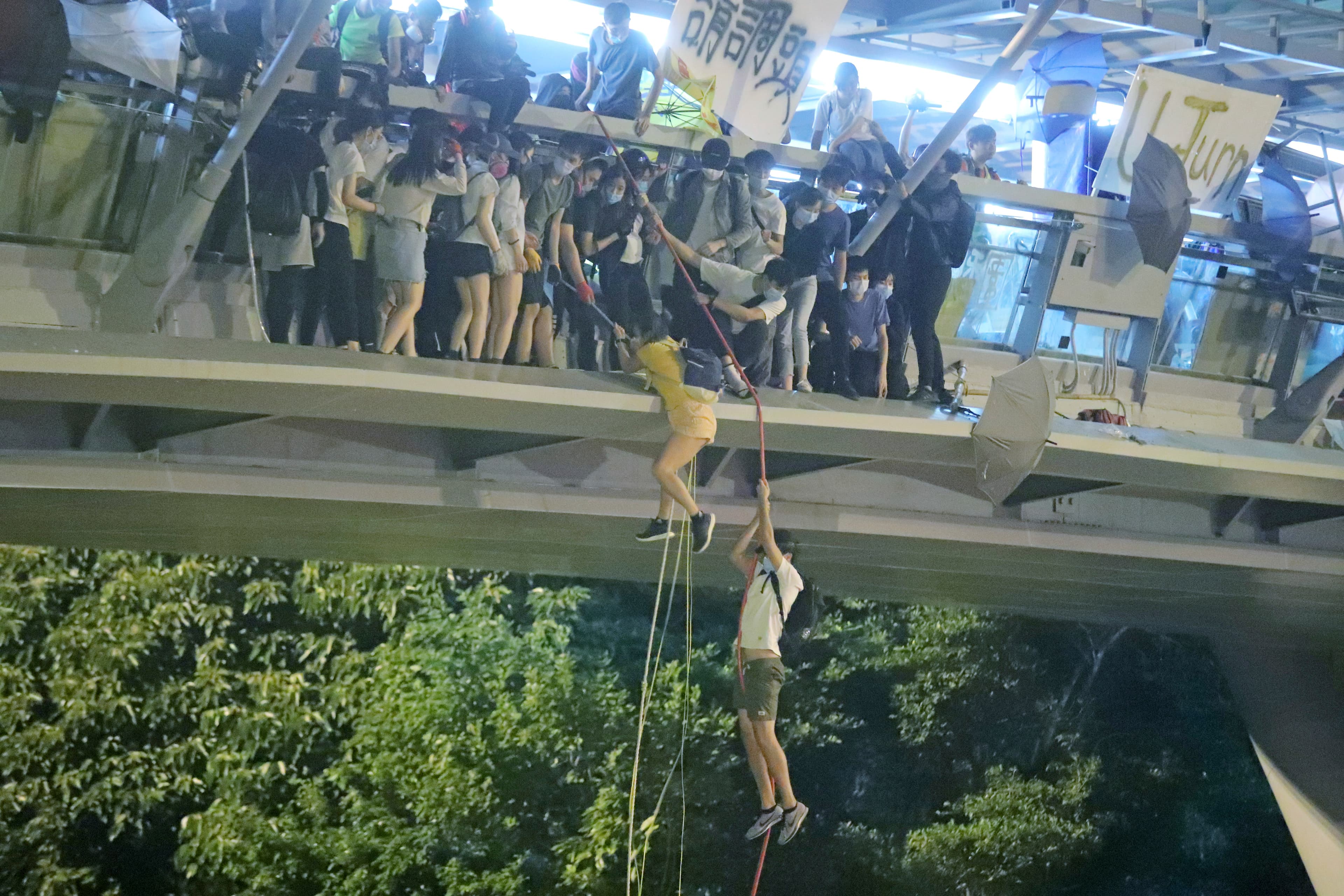 2019年11月,抗爭者在香港理工大學與港警對峙,部分人士爬游繩逃生。(達志影像)