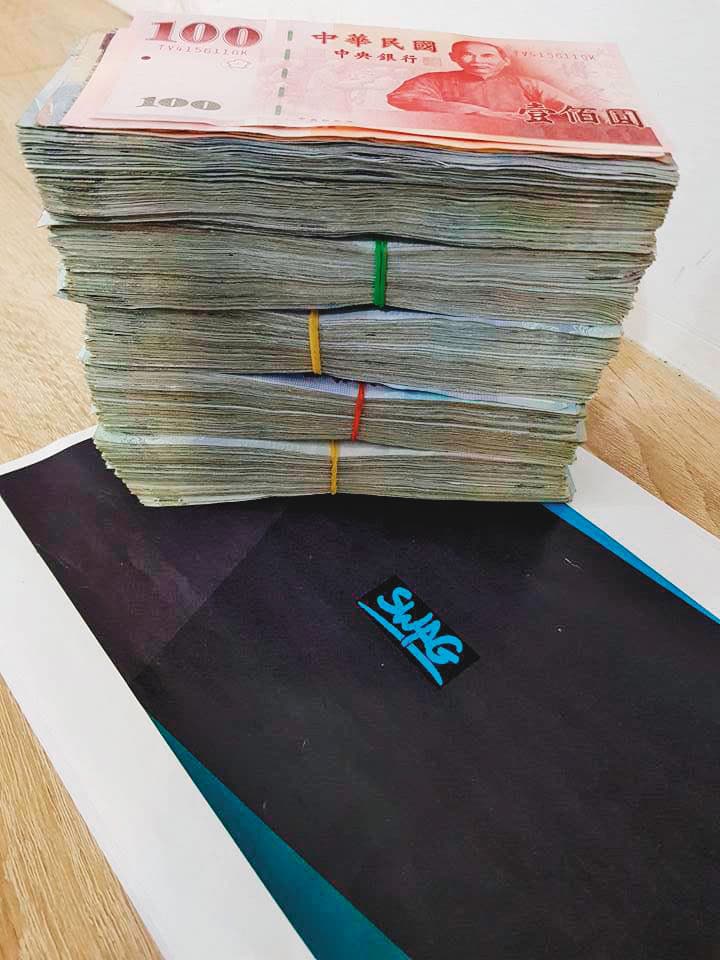 《SWAG》官方臉書秀出厚厚一疊鈔票,吸引作風大膽的直播主加入。(翻攝《SWAG》官方臉書)