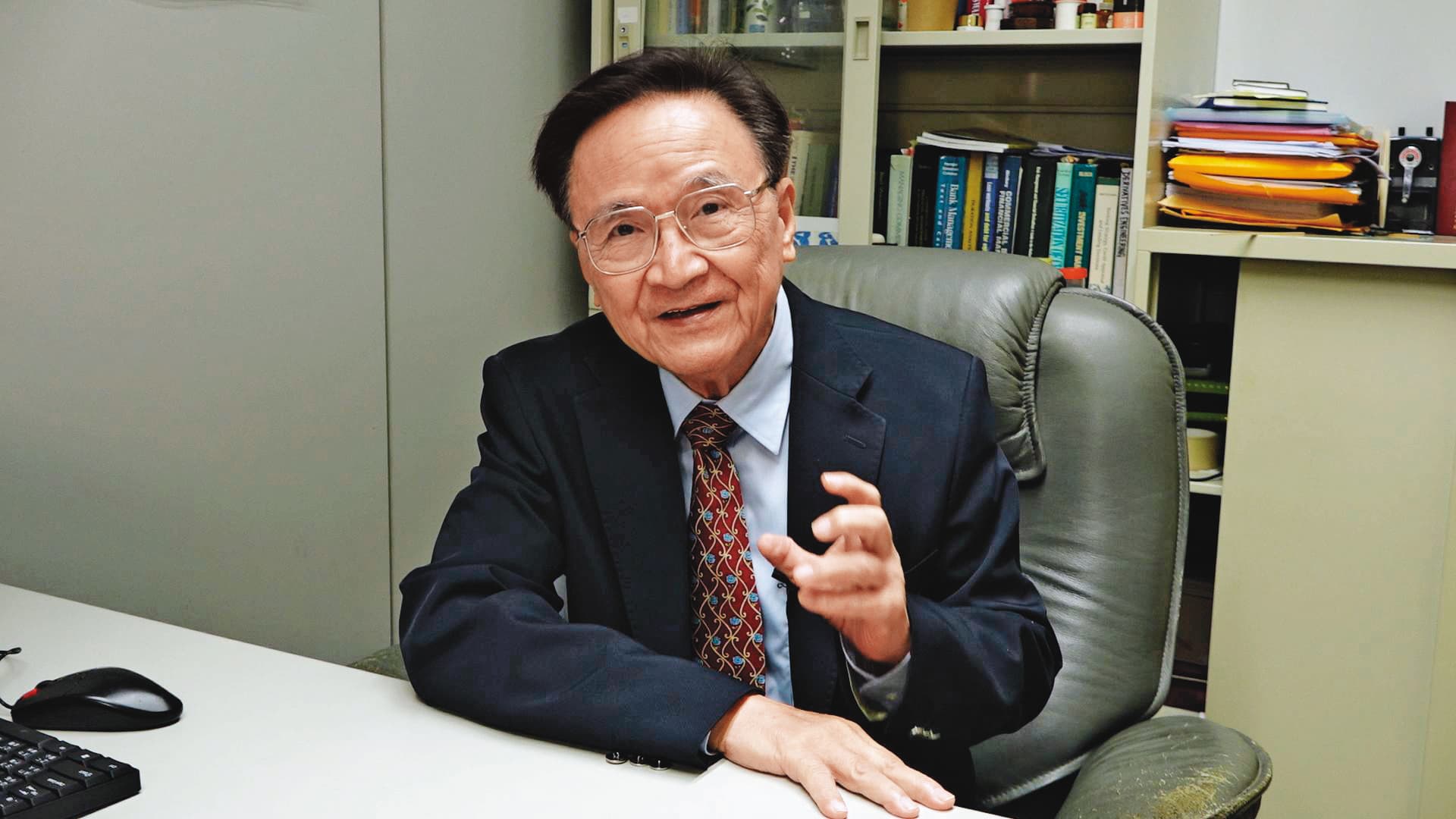 政大金融系教授殷乃平警告投資人,中國債券危機恐讓台灣金融業受創嚴重。(蔡宗儒攝)