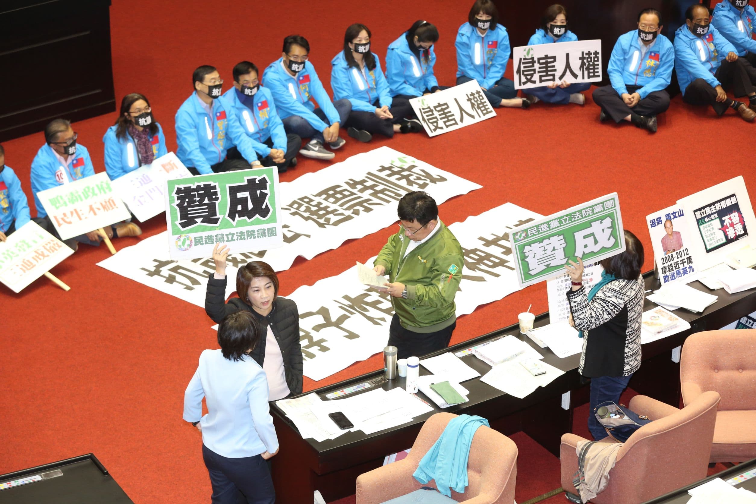 表決時,國民黨立委帶著口罩靜坐抗議並未投票。