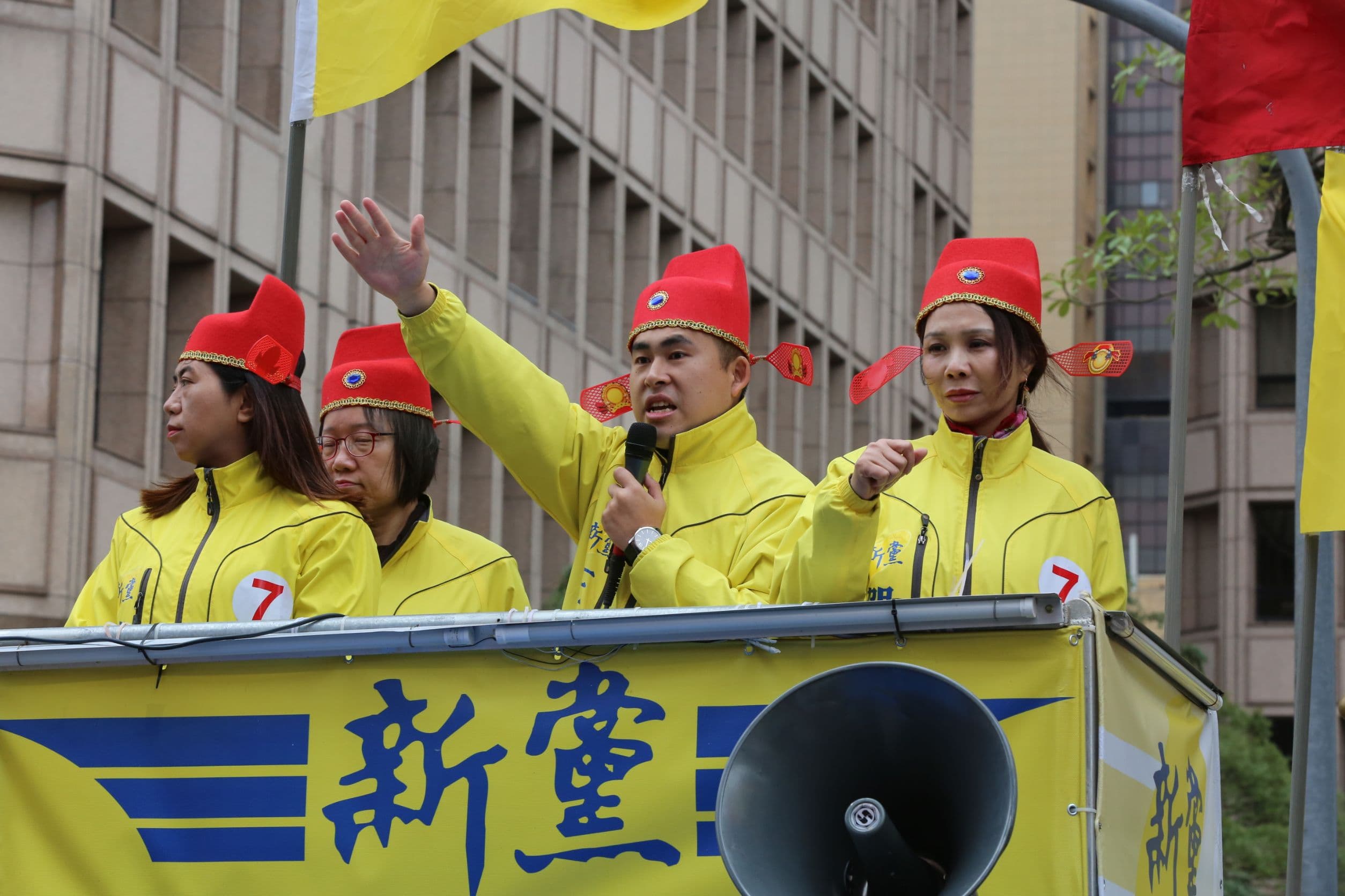 新黨發言人王炳忠(右2)率眾到立法院會抗議《反滲透法》三讀。