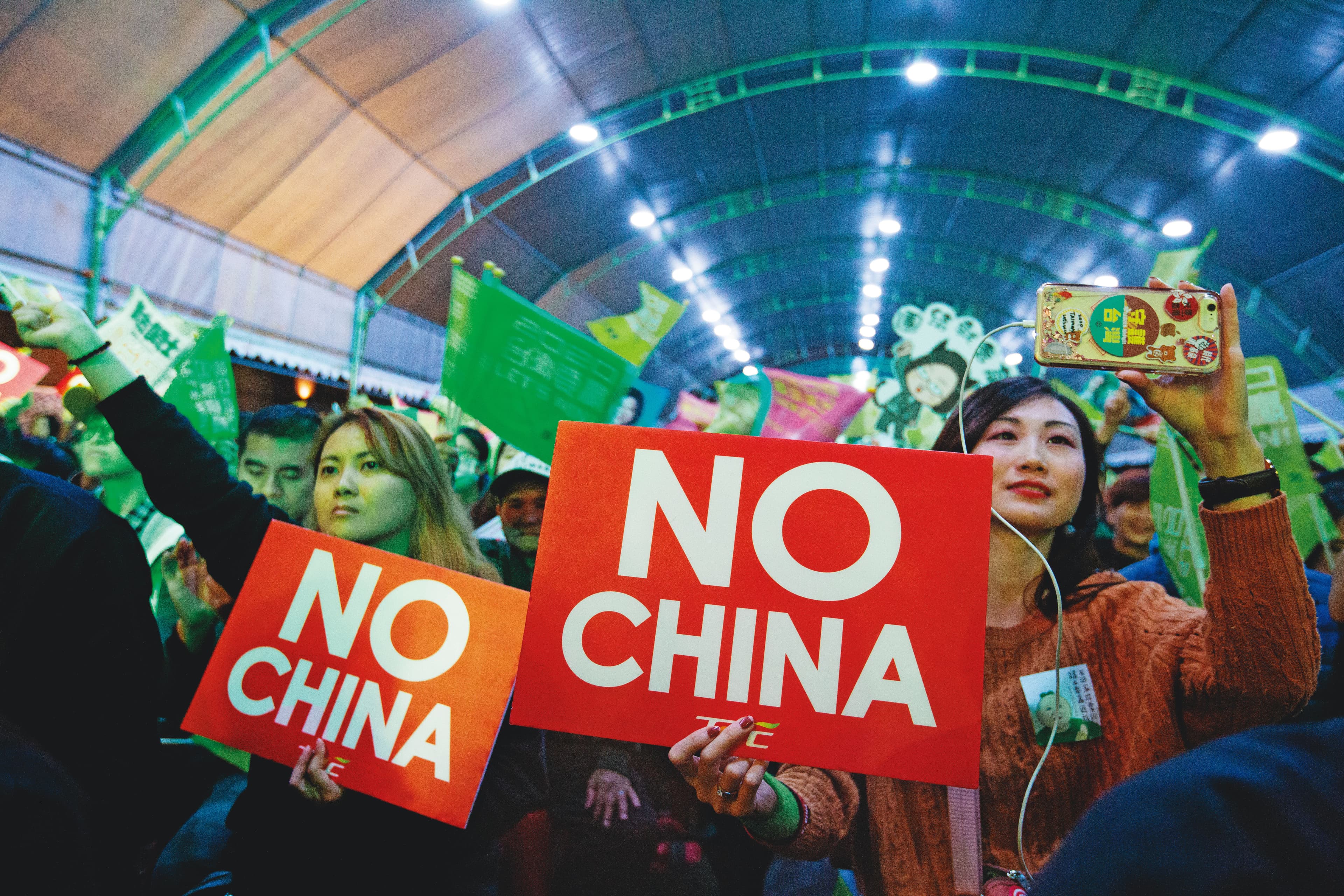 香港反送中運動受到台人高度關注,民進黨舉辦下架吳斯懷之夜,群眾高舉「NO CHINA」標語,訴求反制中國。