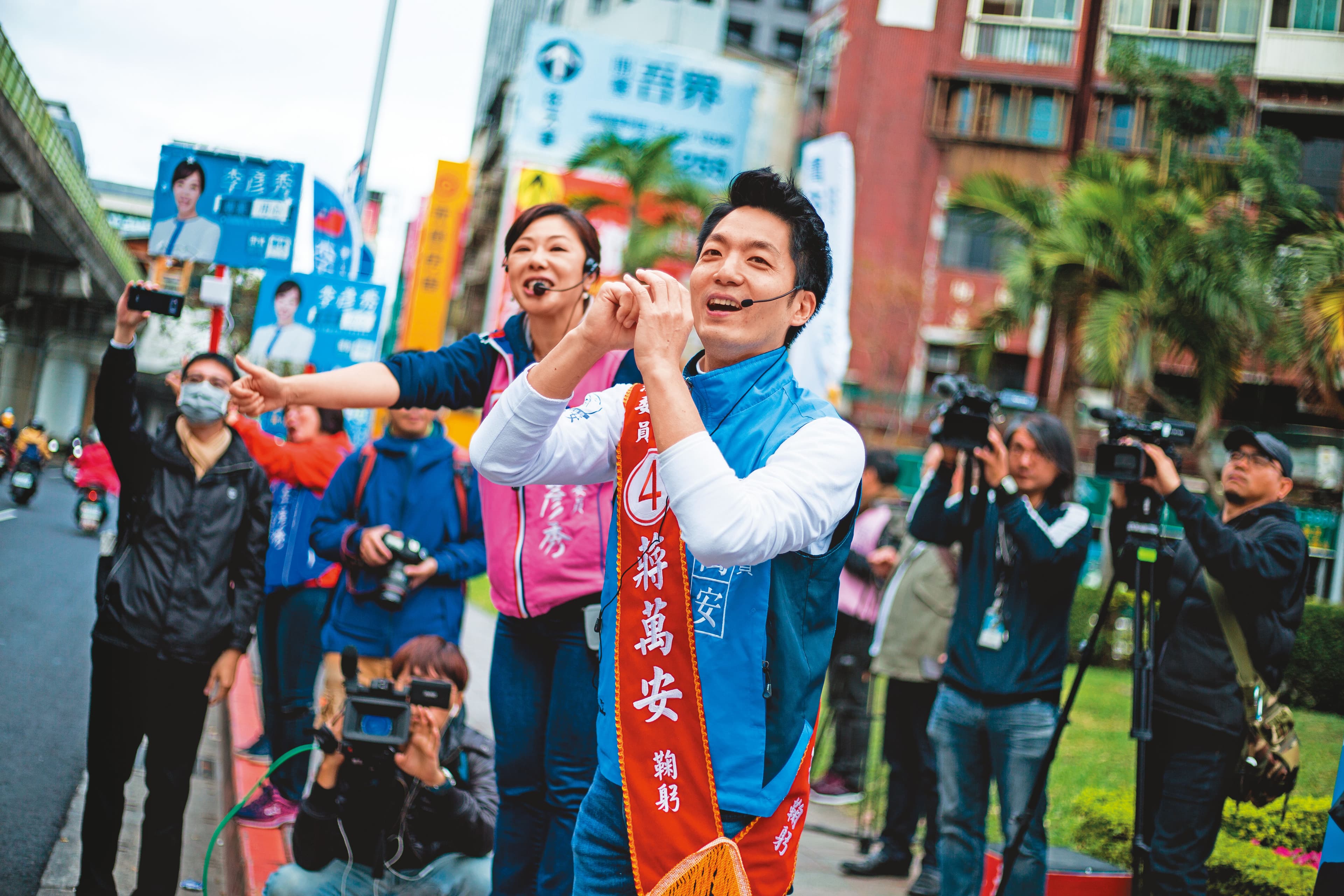 國民黨立委選戰必須靠強化北部保底,與南部艱困區達平衡,黨內看好北部藍委蔣萬安(右1)、李彥秀(右2)可連任。