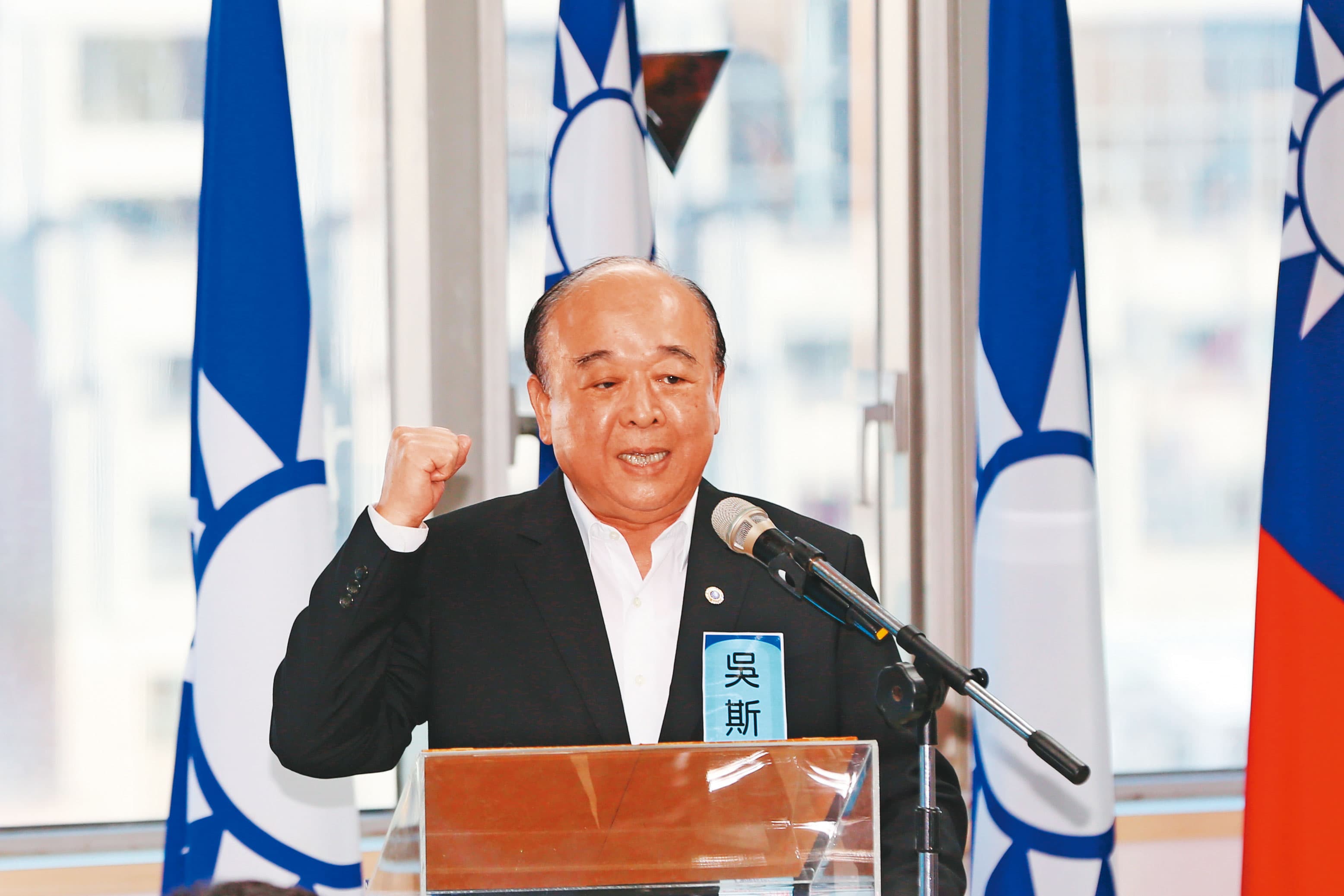 排名在國民黨不分區安全名單的吳斯懷,因親中立場,備受爭議。