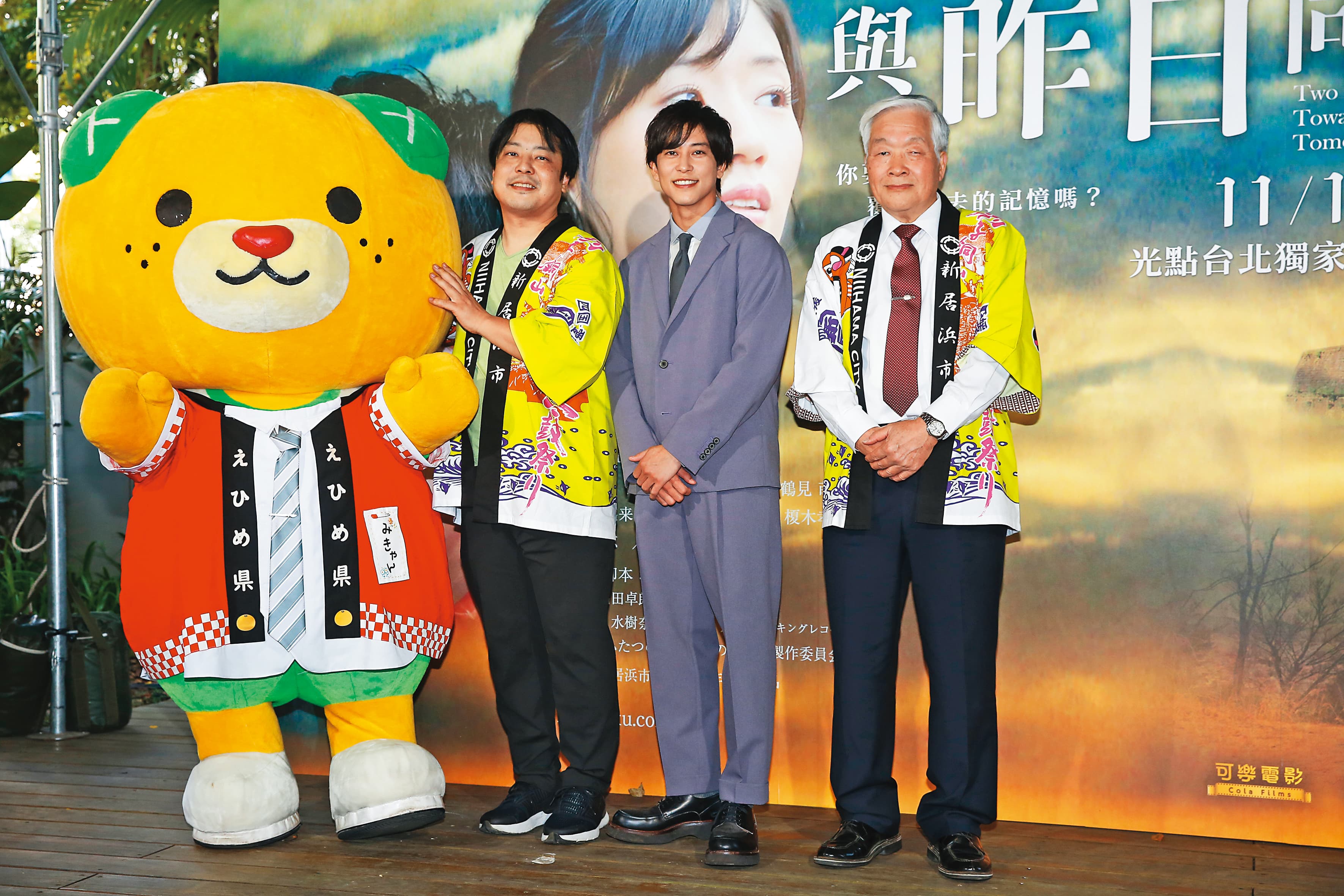 以日劇《假面騎士鎧武》爆紅的佐野岳(中)合體導演大森研一(左)、新居濱市市長石川勝行(右),訪台宣傳《與昨日同行》力拚觀光。