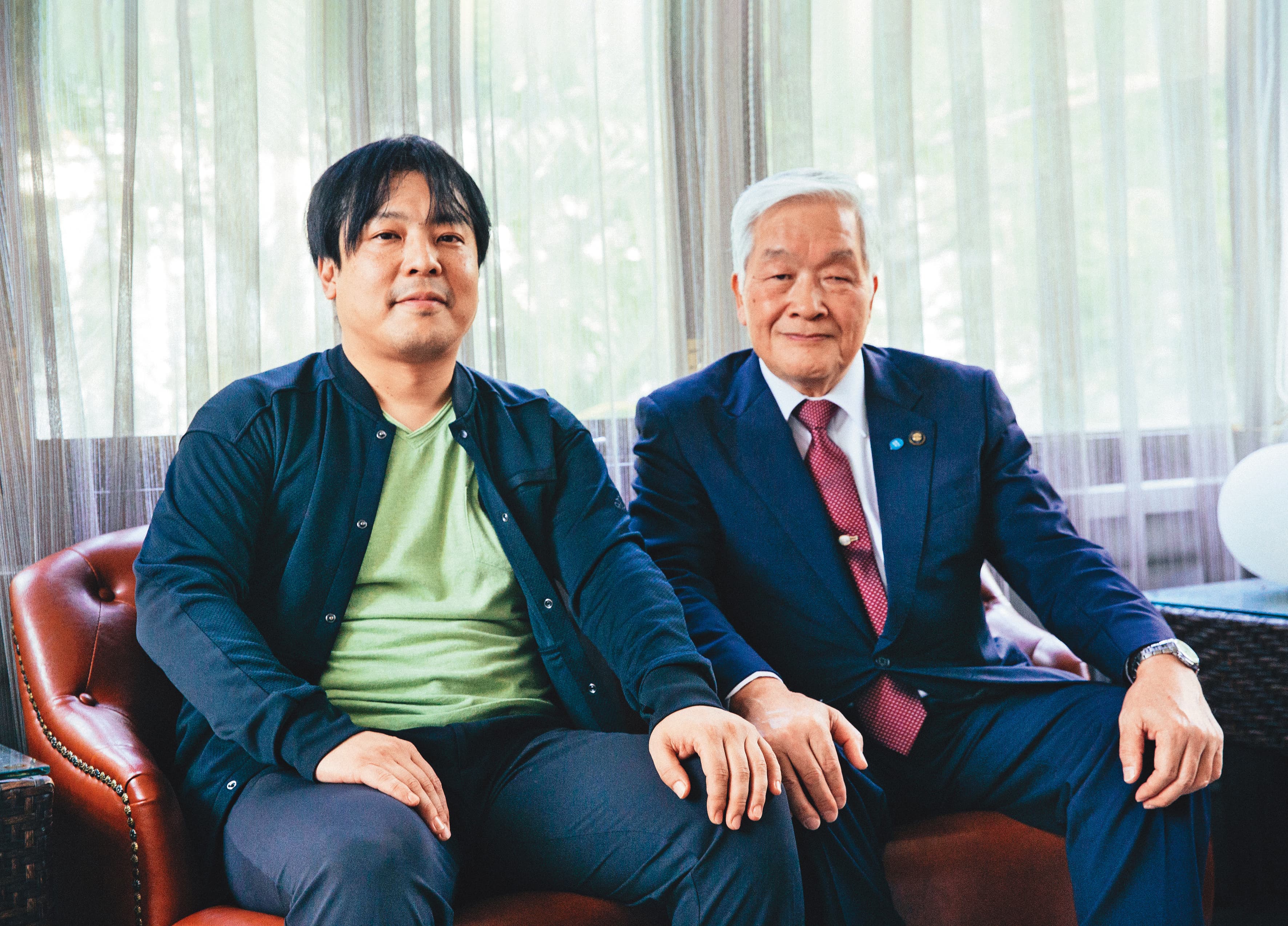 導演大森研一(左)及新居濱市市長石川勝行(右)共同推動《與昨日同行》拍攝,兩人合作愉快。