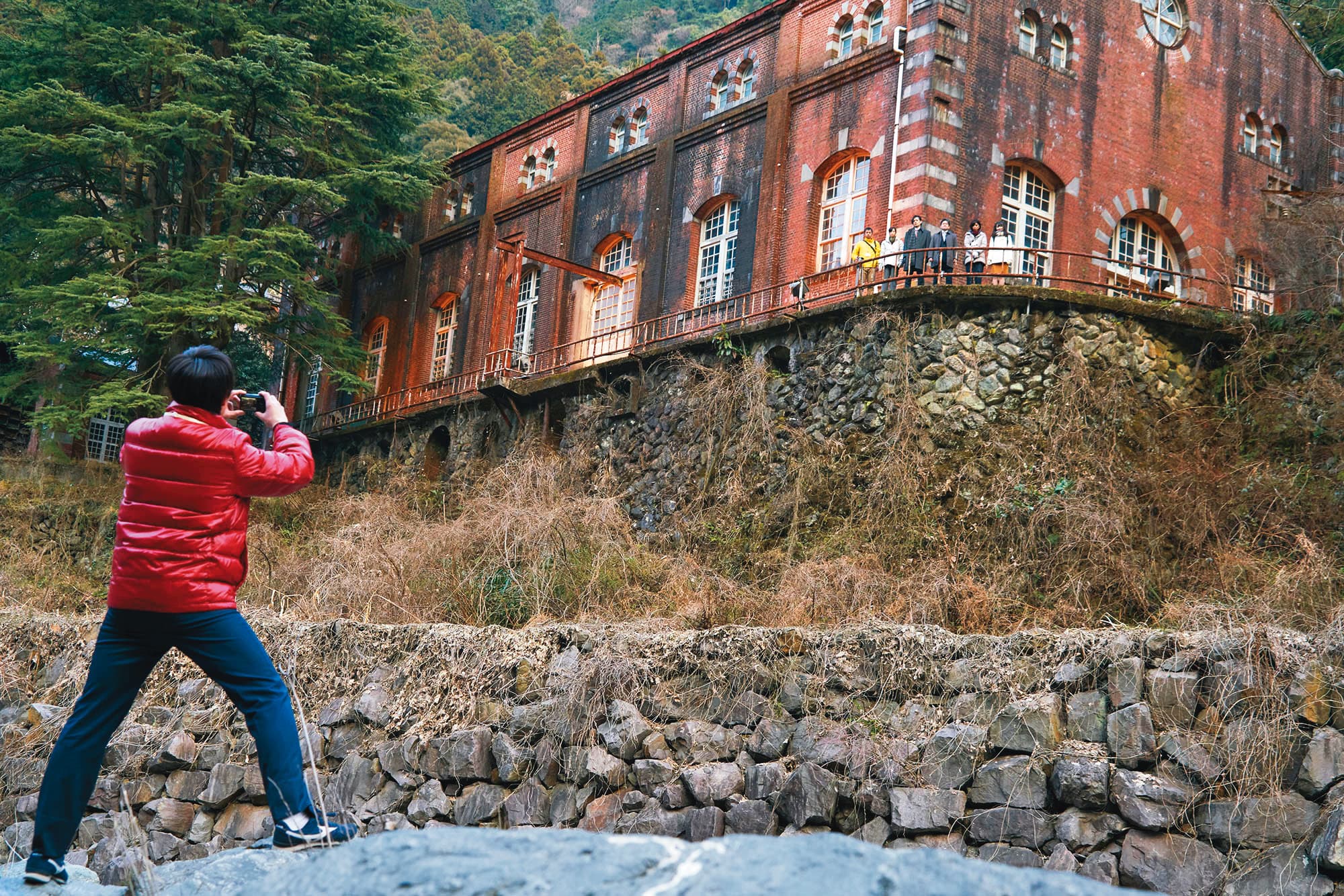 別子銅山為日本近代工業遺產,現已轉型為主題園區,片中佐野岳與市公所職員在進行導覽。(可樂電影提供)