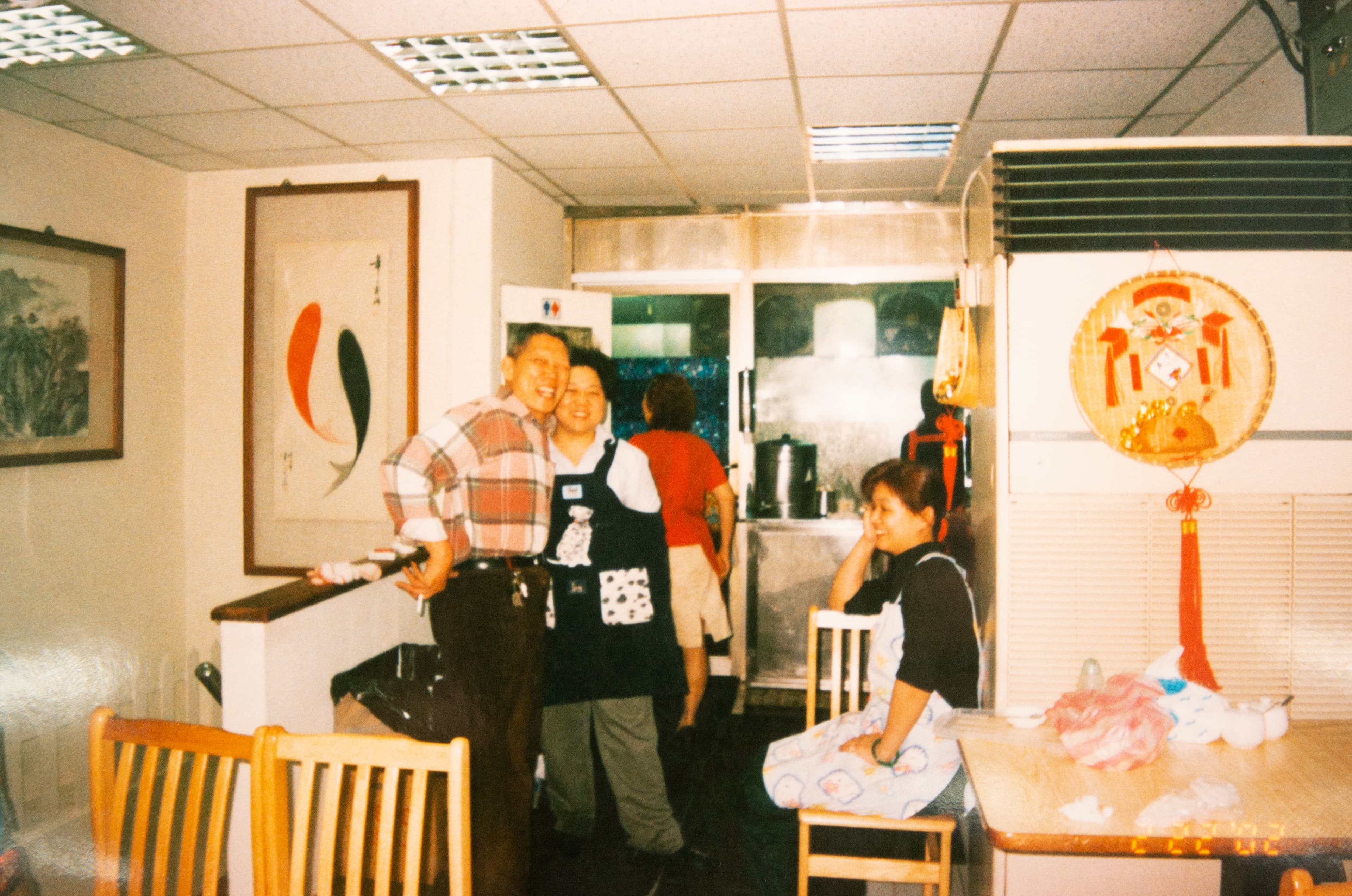 穆傳財(左)為控制品質,獨攬許多工作,也因此累出不少職業傷害。(穆記提供)