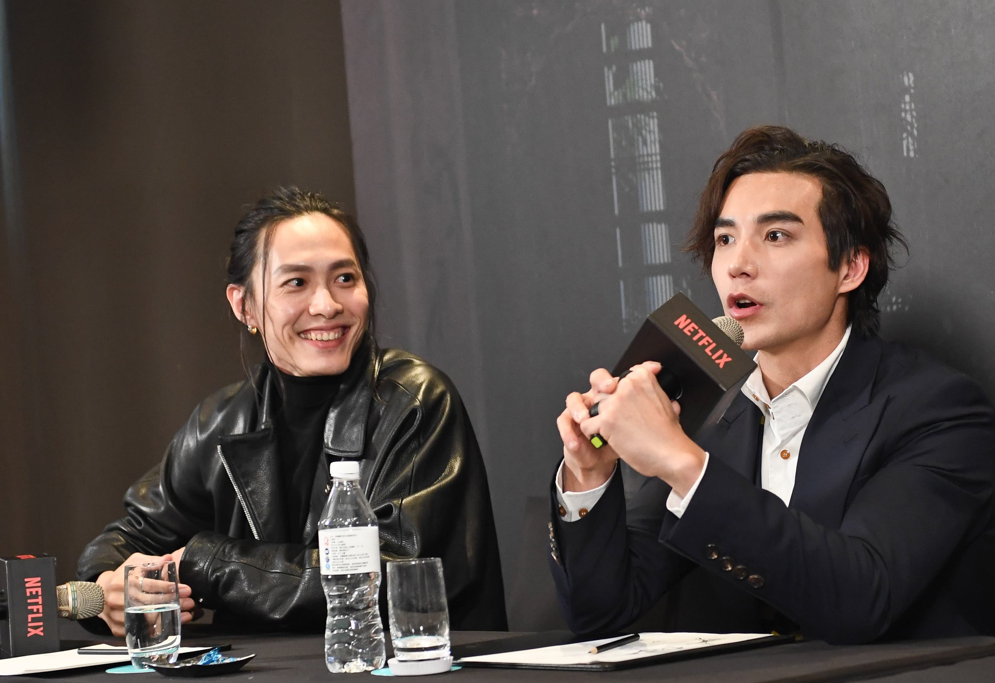 林路迪(右)說起在大馬聽到的鬼故事,讓田士廣忍不住笑出來。(Netflix提供)