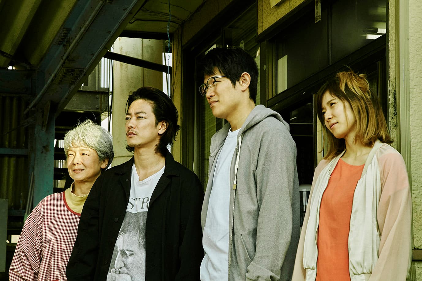 電影《那一夜》由佐藤健（左二），實力派演員田中裕子（左一）、鈴木亮平（右二）與松岡茉優演出。（天馬行空提供）