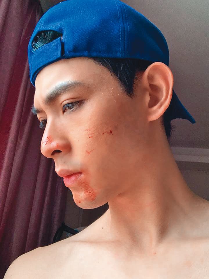 在中國大陸拍戲,連晨翔臉上塗了假血漿,引來不少粉絲惜惜。(翻攝自連晨翔臉書)