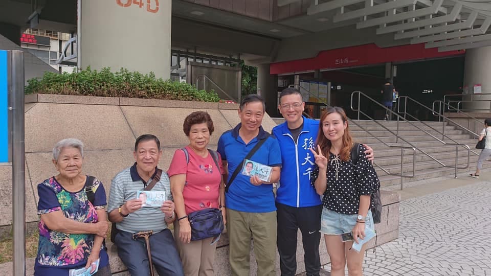 在捷運站跟每個選民直接接觸,是孫大千現在每天在做的事。(翻攝臉書)