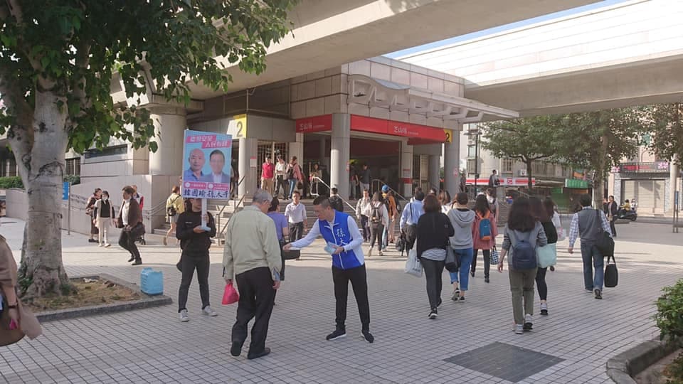 在捷運站跟每個選民直接接觸,是孫大千現在每天在做的事。(翻攝臉書)