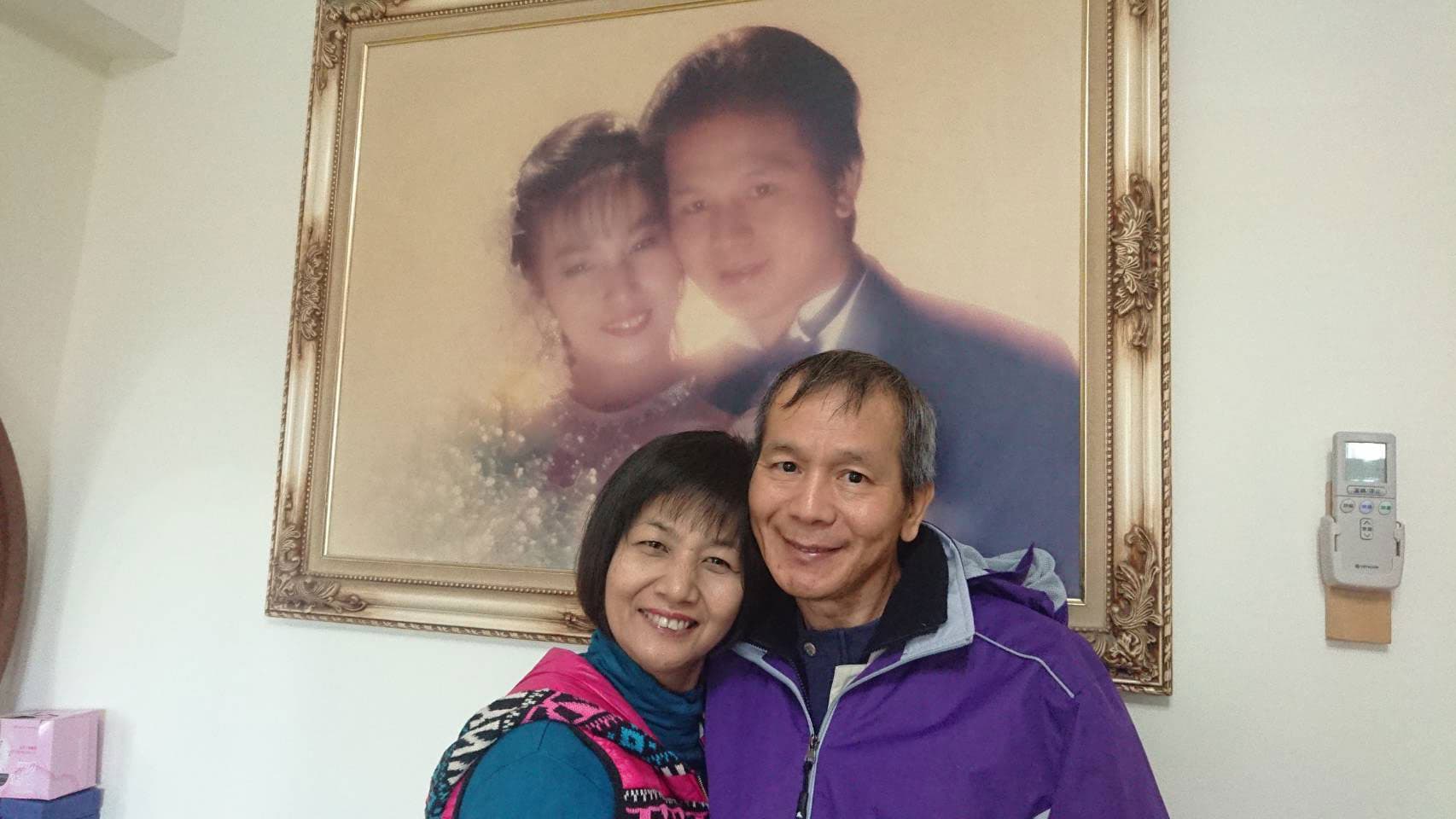 劉鳳蓮(左)把她和林善仁在2人的結婚照前的合影,放在LINE的顯示圖,表示2人「病前病後,一樣相愛。」(劉鳳蓮提供)