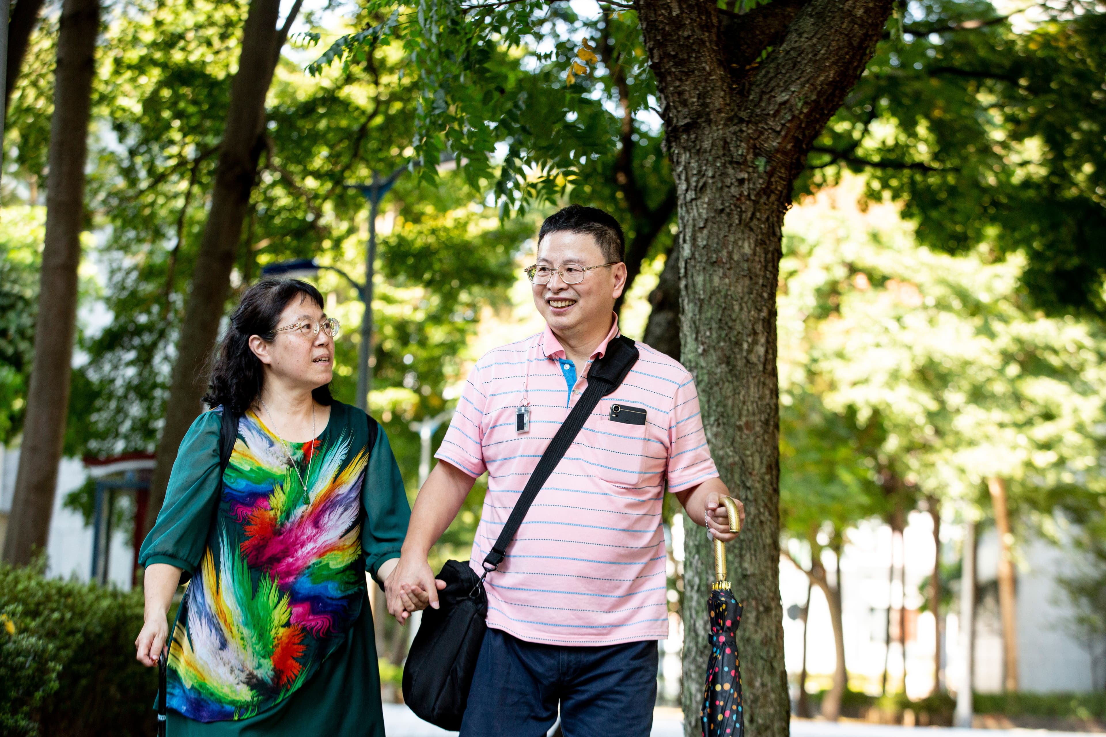 陳素芬(左)和塗智敏(右)在家附近的公園散步。她說先生有糖尿病,但也忘了,時常要求吃口香糖。
