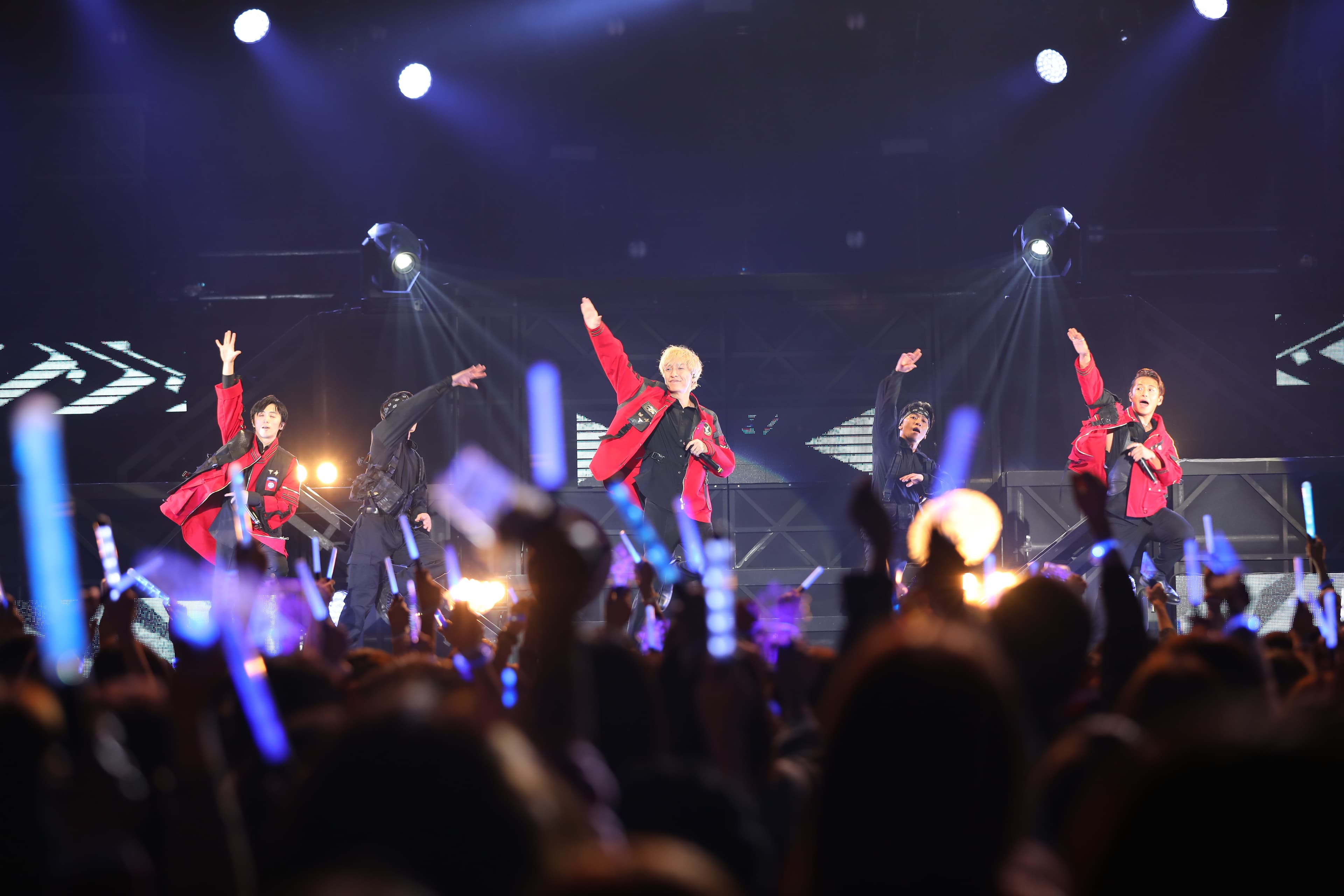 w-inds.成員（左起）千葉涼太、橘慶太與緒方龍一連續唱跳多首歌曲也不見疲態。（G MUSIC提供）